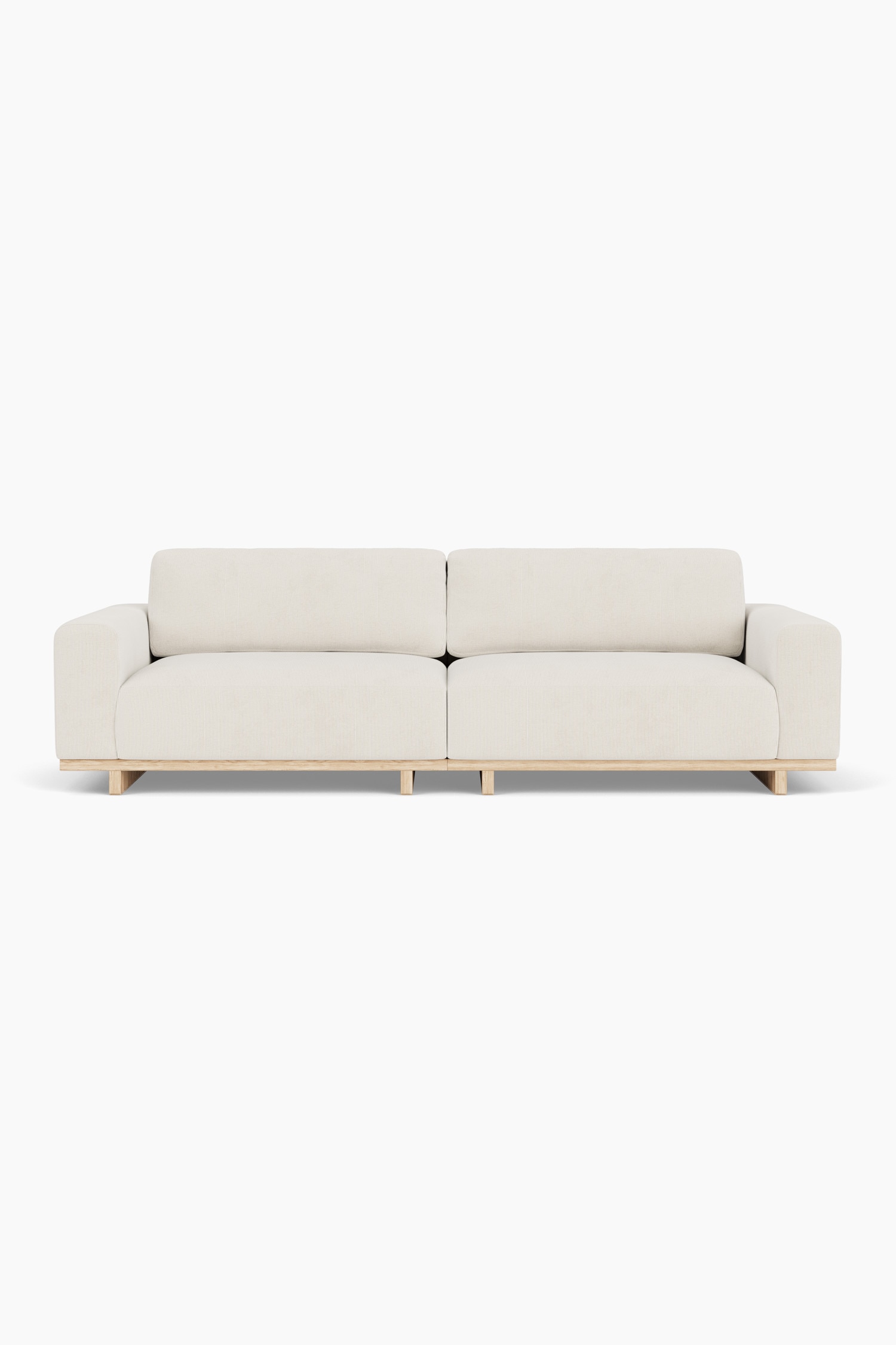 Un canapÃ© trois places au profil bas, dotÃ© dâun revÃªtement en tissu blanc cassÃ© et dâune base plate-forme en bois clair, prÃ©sentÃ© en vue de face en biais, avec un plaid en maille crÃ¨me Ã  rayures bleues drapÃ© sur lâassise centrale.