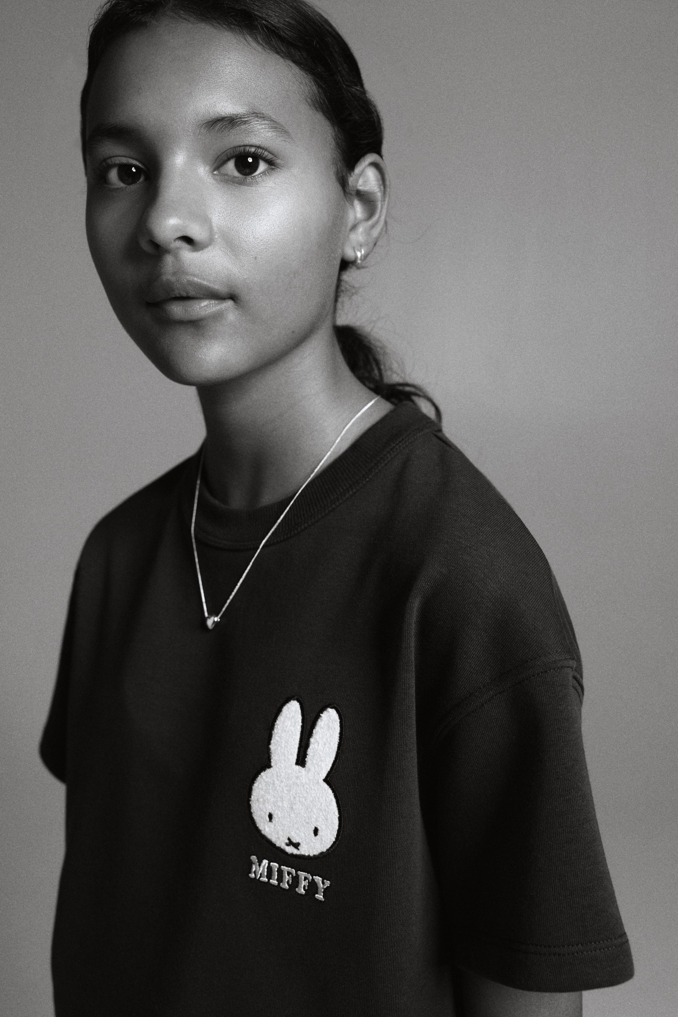 Ampliar la imagen: Playera con diseño - Gris oscuro/Miffy - Kids | H&M MX 2