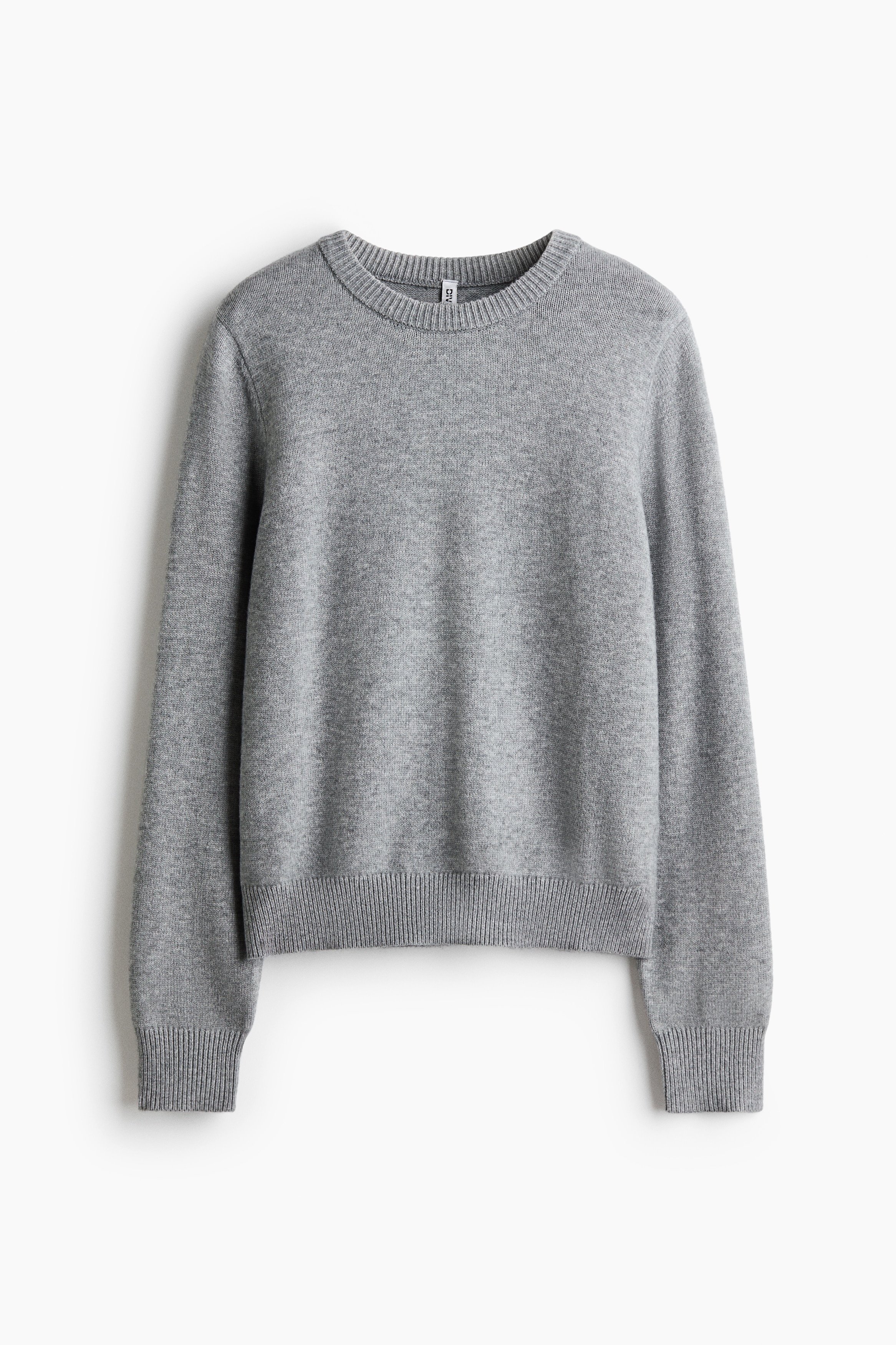 Ein grauer Strickpullover ist von vorne zu sehen und verfÃ¼gt Ã¼ber einen runden Halsausschnitt, leicht Ã¼berschnittene Schultern sowie Rippdetails an Kragen, BÃ¼ndchen und geradem Saum. Der Pullover wird Ã¼ber einem gestreiften Langarmshirt gestylt, das an den BÃ¼ndchen und am Saum sichtbar ist, dazu liegt ein passend gestreifter Schal lÃ¤ssig Ã¼ber einer Schulter.