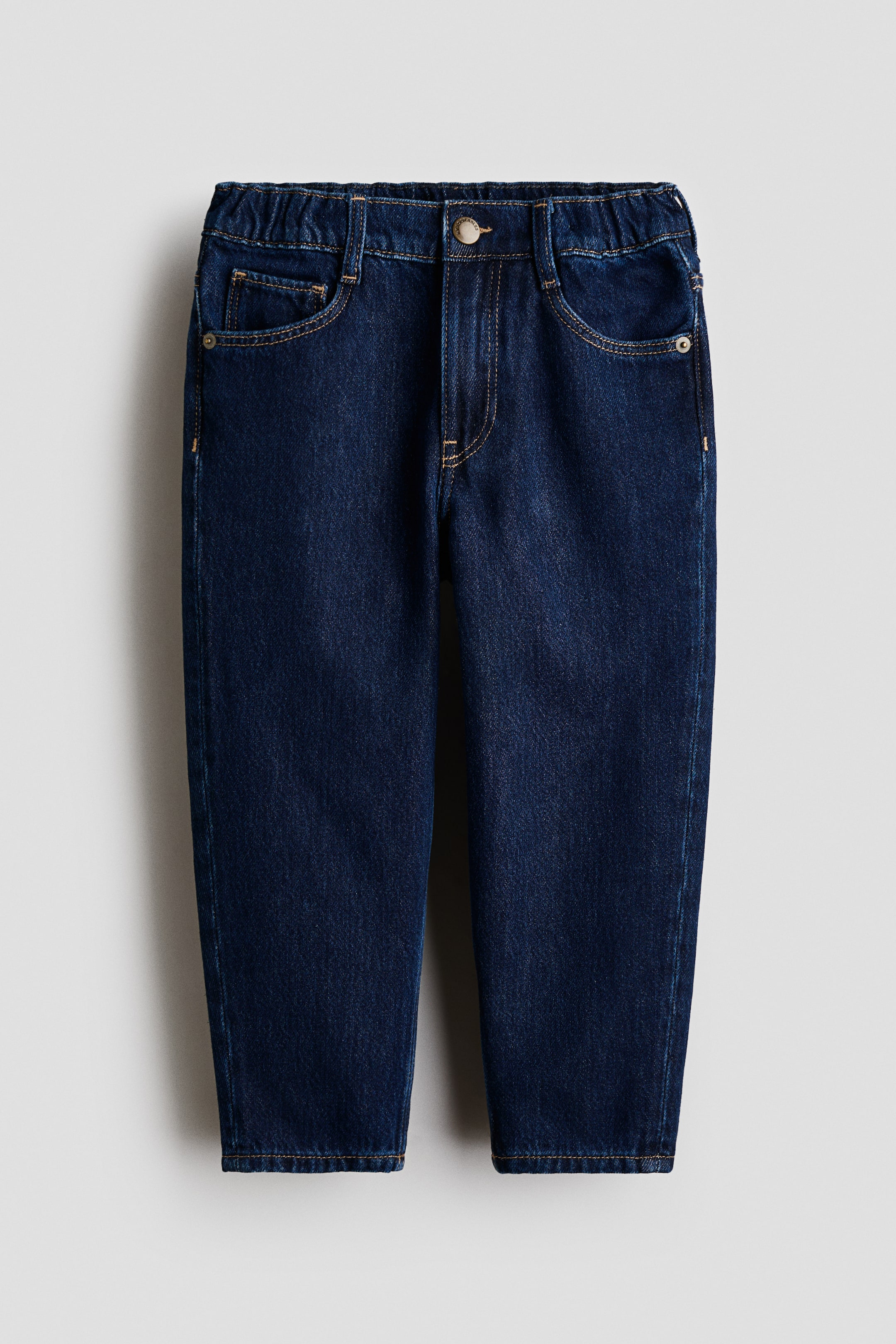 View larger image: H&M Adorables 5-pocket 牛仔裤正面展示，采用深蓝色牛仔布搭配对比色缝线，松紧腰带，金属按扣闭合，裤腿轻微收窄。