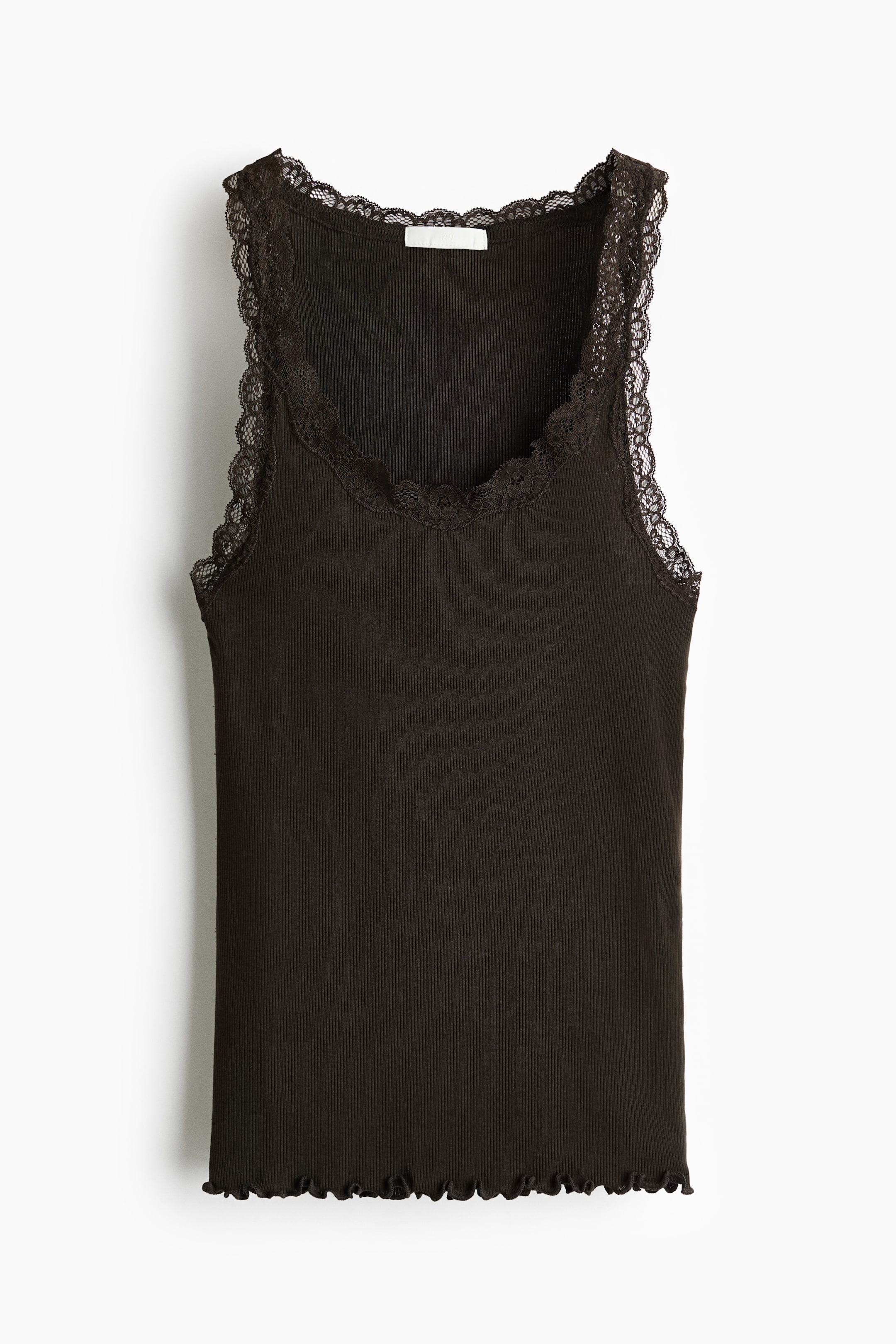 Xem ảnh lớn hơn: Áo tank top màu nâu đậm có gân đang được trình bày ở mặt trước. Nó có cổ áo tròn và lỗ tay áo được viền bằng ren tối màu, và viền bèo xếp nếp hoàn thiện cạnh dưới.
