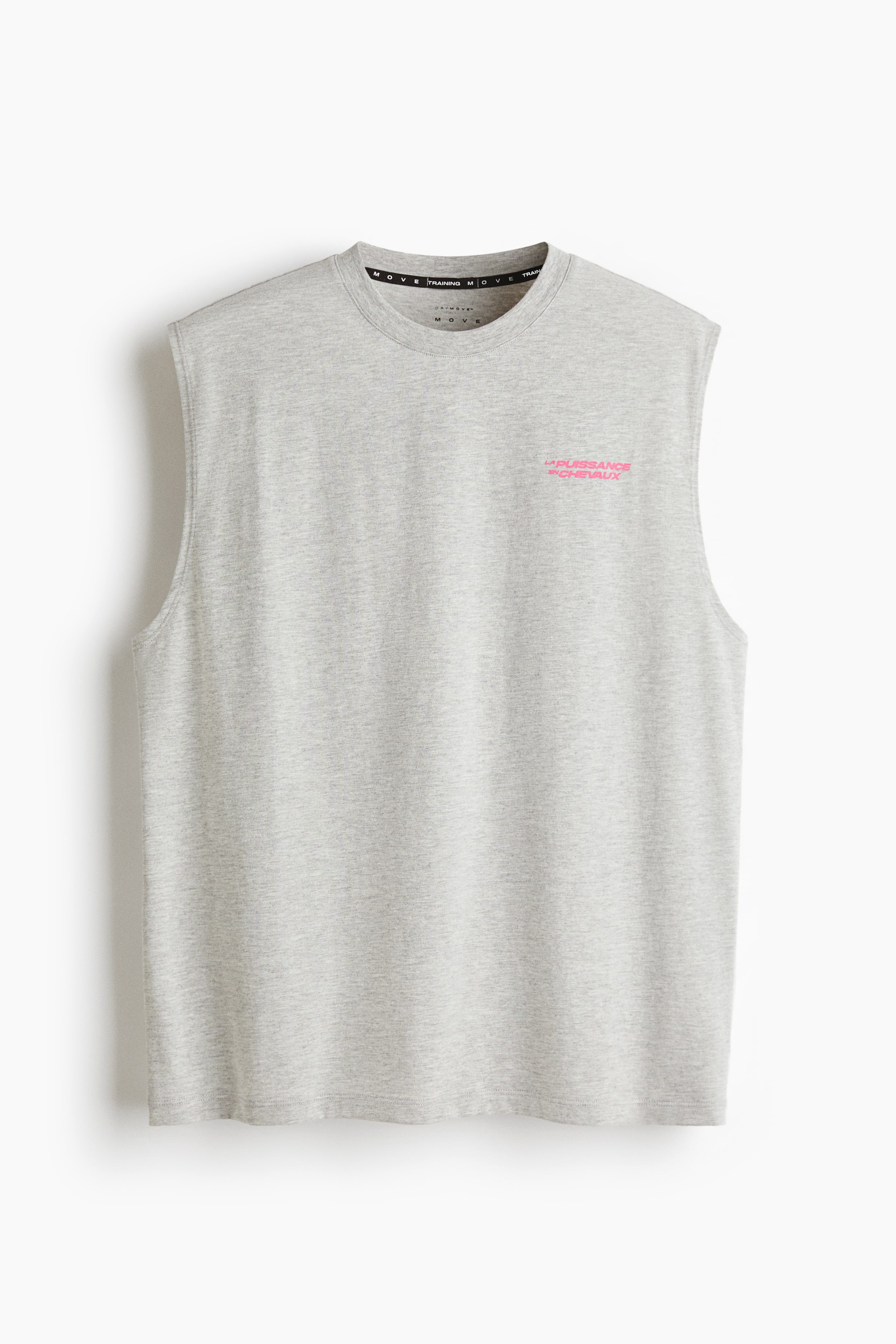 拡大画像を表示: ライトグレーのルーズフィットスポーツベストトップのフロントビューが紹介されています。ラウンドネック、広いアームホール、ストレートヘムが特徴です。右胸上部にはピンクの「LA PUISSANCE DES CHEVAUX」テキストが見え、背中の襟内側にはブラックの「MOVE TRAINING」ブランドテープがラインされています。