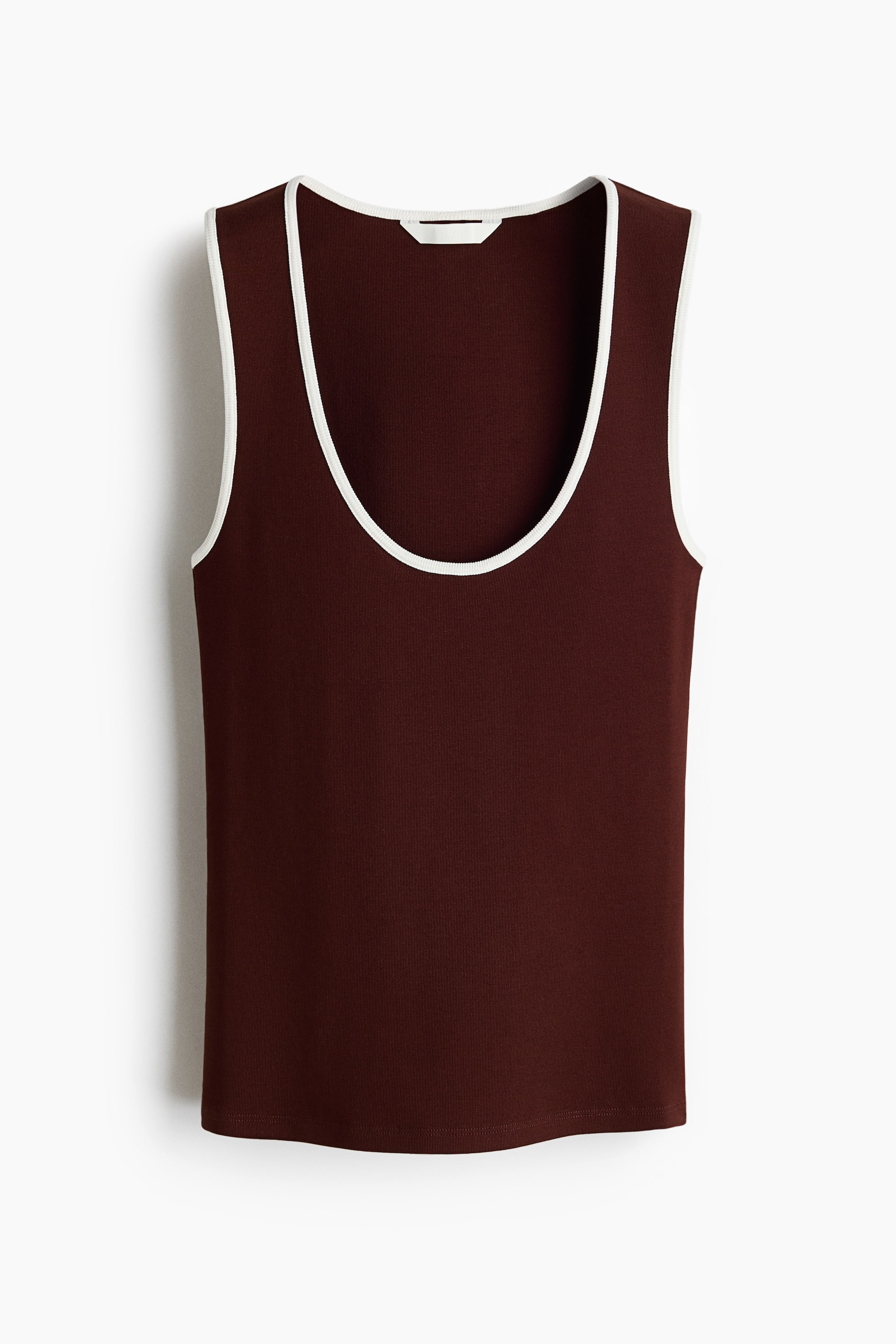 이미지 확대 보기: 어두운 갈색의 민소매 탑이 앞면을 보여주고 있으며, 스쿱 네크라인과 흰색 대비 트림으로 강조된 암홀을 특징으로 합니다. 목 뒤쪽에는 작은 흰색 라벨이 보입니다.