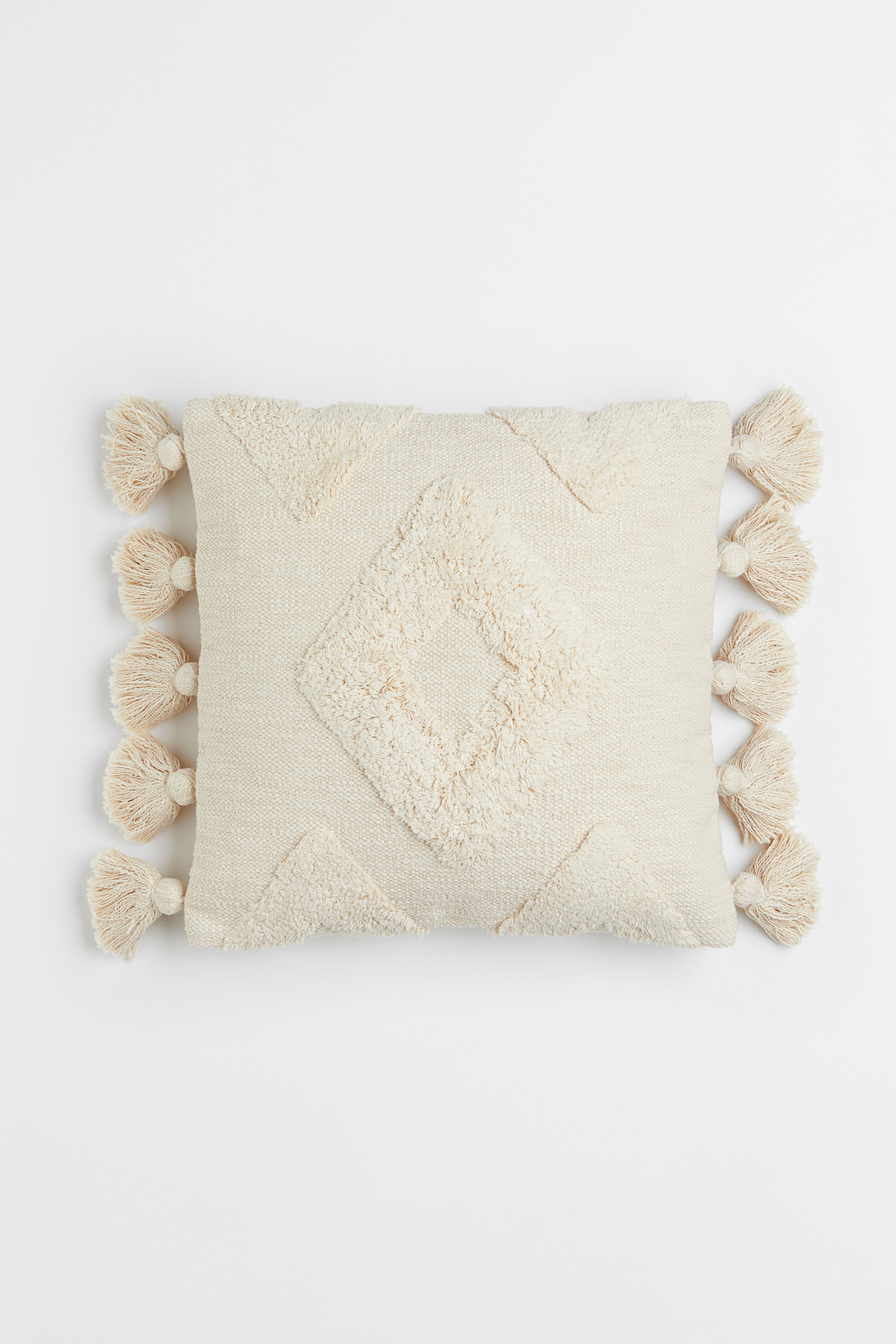 Housse de coussin a pompons