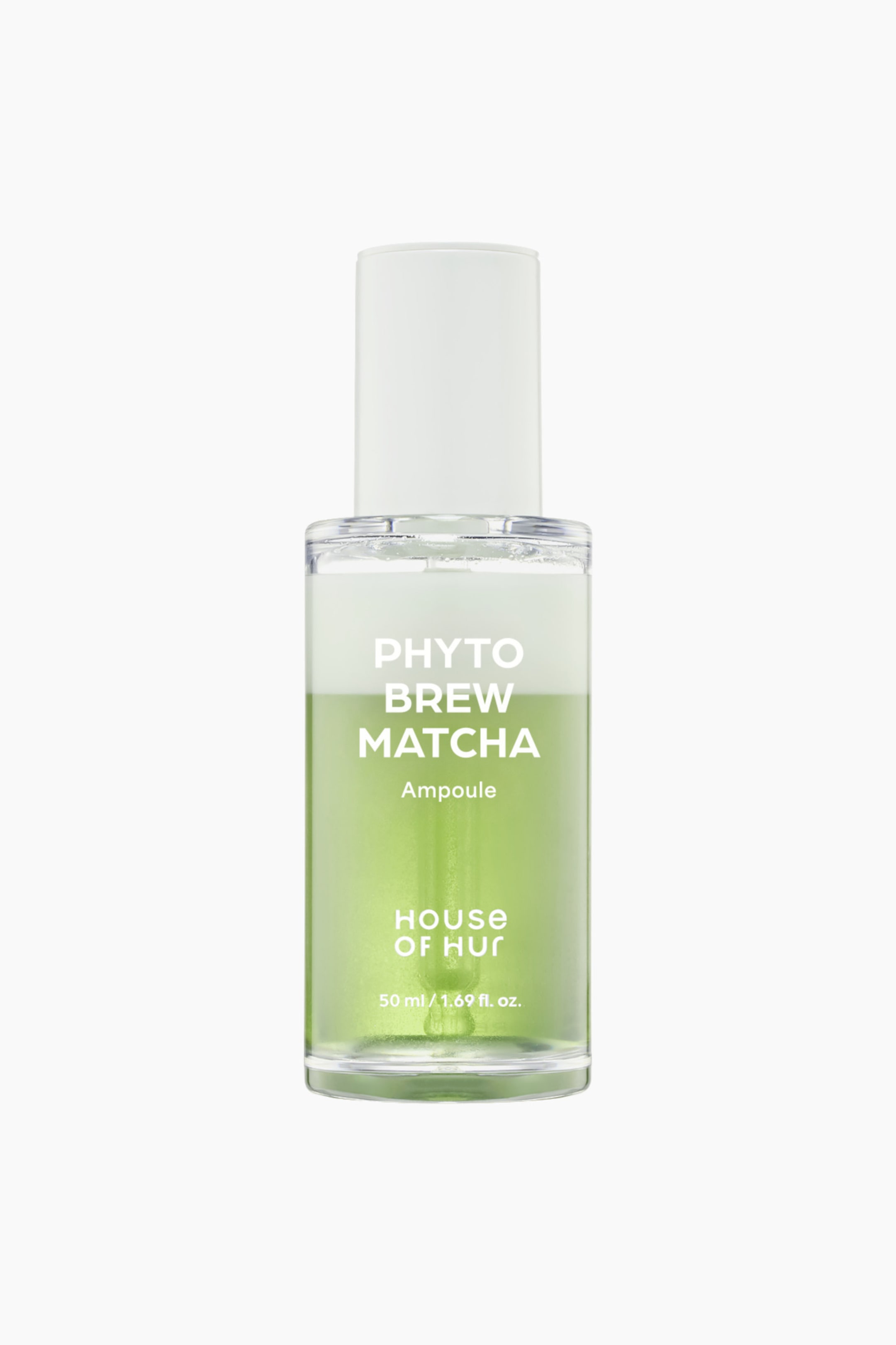 Vis større bilde: En klar glassampulleflaske inneholder en tofasevæske med et livlig grønt nedre lag og et hvitt øvre lag. Hvit tekst på flasken leser 'PHYTO BREW MATCHA Ampoule HOUSE OF HUR 50 ml / 1.69 fl. oz.', og den er toppet med en ugjennomsiktig hvit dråpetopp. Flasken er vendt forover.