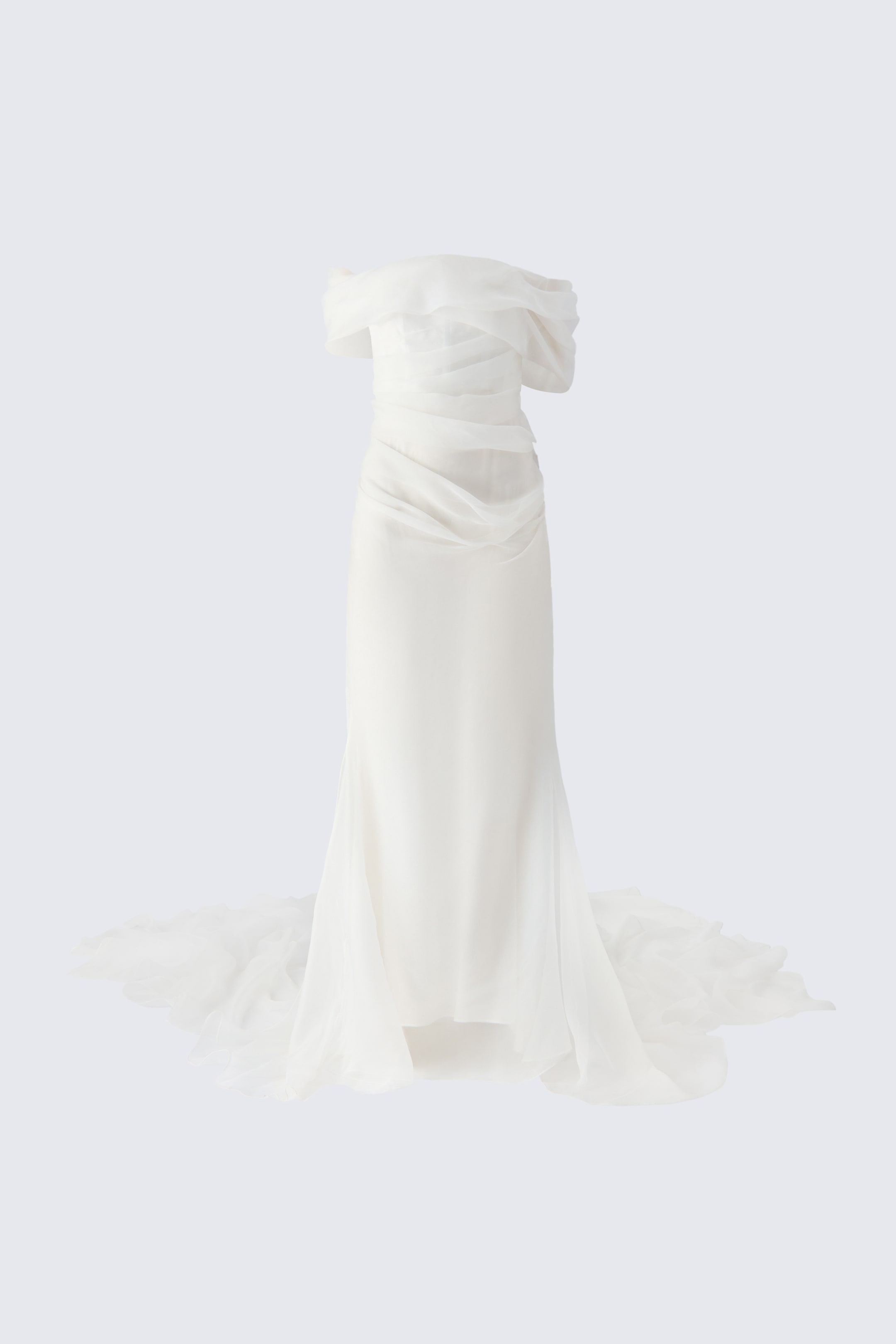 Ver imagen más grande: Un vestido de novia palabra de honor en color blanco roto se presenta en una vista frontal, mostrando una silueta sirena ajustada con un voluminoso ribete de organza drapeada a lo largo del escote sin tirantes. El diseño presenta delicados frunces en el cuerpo y las caderas, que descienden hacia una falda hasta el suelo con una espectacular cola de organza en capas que se extiende sobre el suelo.