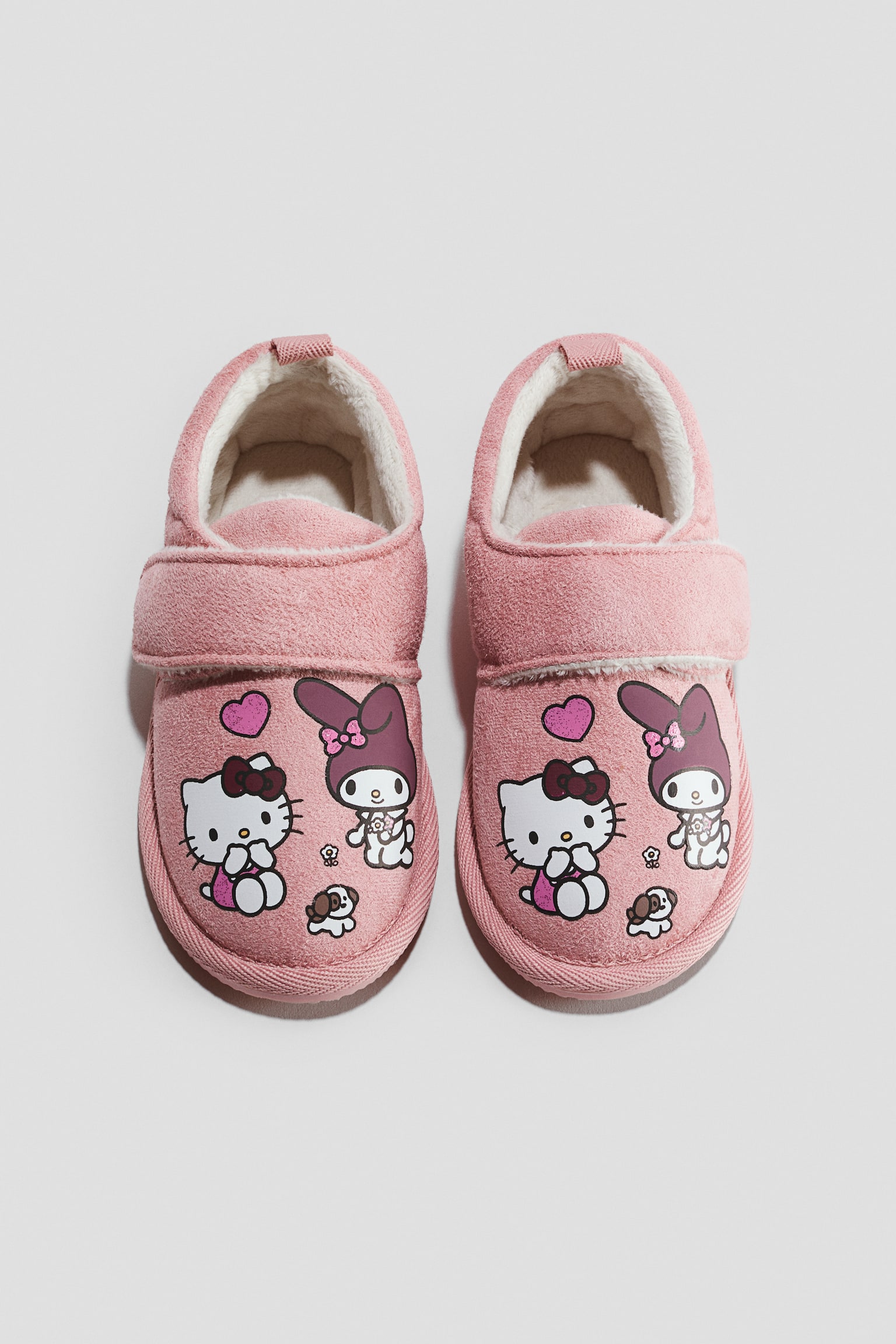 Ð Ð¾Ð¶ÐµÐ²Ñ ÐºÐ°Ð¿ÑÑ Ð·Ð¾Ð±ÑÐ°Ð¶ÐµÐ½Ñ ÑÐ¿ÐµÑÐµÐ´Ñ, Ð½Ð° Ð½Ð¾ÑÐºÐ°Ñ Ð²Ð¸Ð´Ð½Ð¾ Ð³ÑÐ°ÑÑÑÐ½Ñ Ð¿ÑÐ¸Ð½ÑÐ¸ Hello Kitty ÑÐ° My Melody. ÐÐ°Ð¿ÑÑ Ð¼Ð°ÑÑÑ ÑÐµÐºÑÑÑÑÐ¾Ð²Ð°Ð½Ð¸Ð¹ ÑÐ¾Ð¶ÐµÐ²Ð¸Ð¹ Ð²ÐµÑÑ, Ð¾Ð´Ð½Ñ Ð·Ð°ÑÑÑÐ±ÐºÑ Ð½Ð° Ð»Ð¸Ð¿ÑÑÑÑ ÑÐµÑÐµÐ· Ð¿ÑÐ´Ð¹Ð¾Ð¼ ÑÑÐ¾Ð¿Ð¸ ÑÐ° Ð¼âÑÐºÑ Ð±ÑÐ»Ñ Ð¿ÑÐ´ÐºÐ»Ð°Ð´ÐºÑ, ÑÐ¾ Ð²Ð¸Ð´Ð½ÑÑÑÑÑÑ Ð¿Ð¾ ÐºÑÐ°Ñ ÑÐ°Ð»ÑÐ²Ð¸. - 1