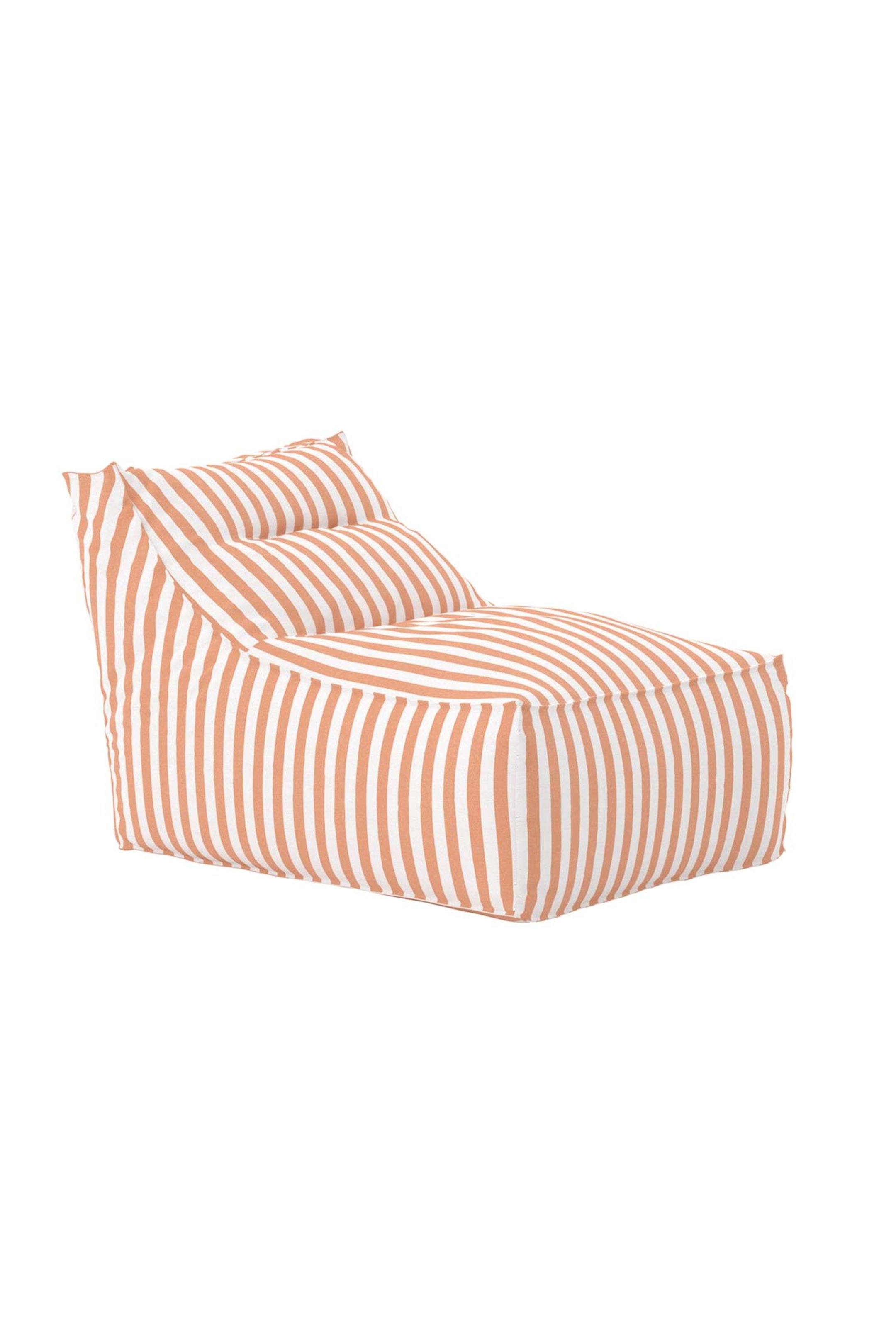 Größeres Bild anzeigen: Ein strukturierter Lounge-Stil Sitzsack zeigt abwechselnd vertikale weiße und hellorangefarbene Streifen und ist leicht nach rechts geneigt positioniert.