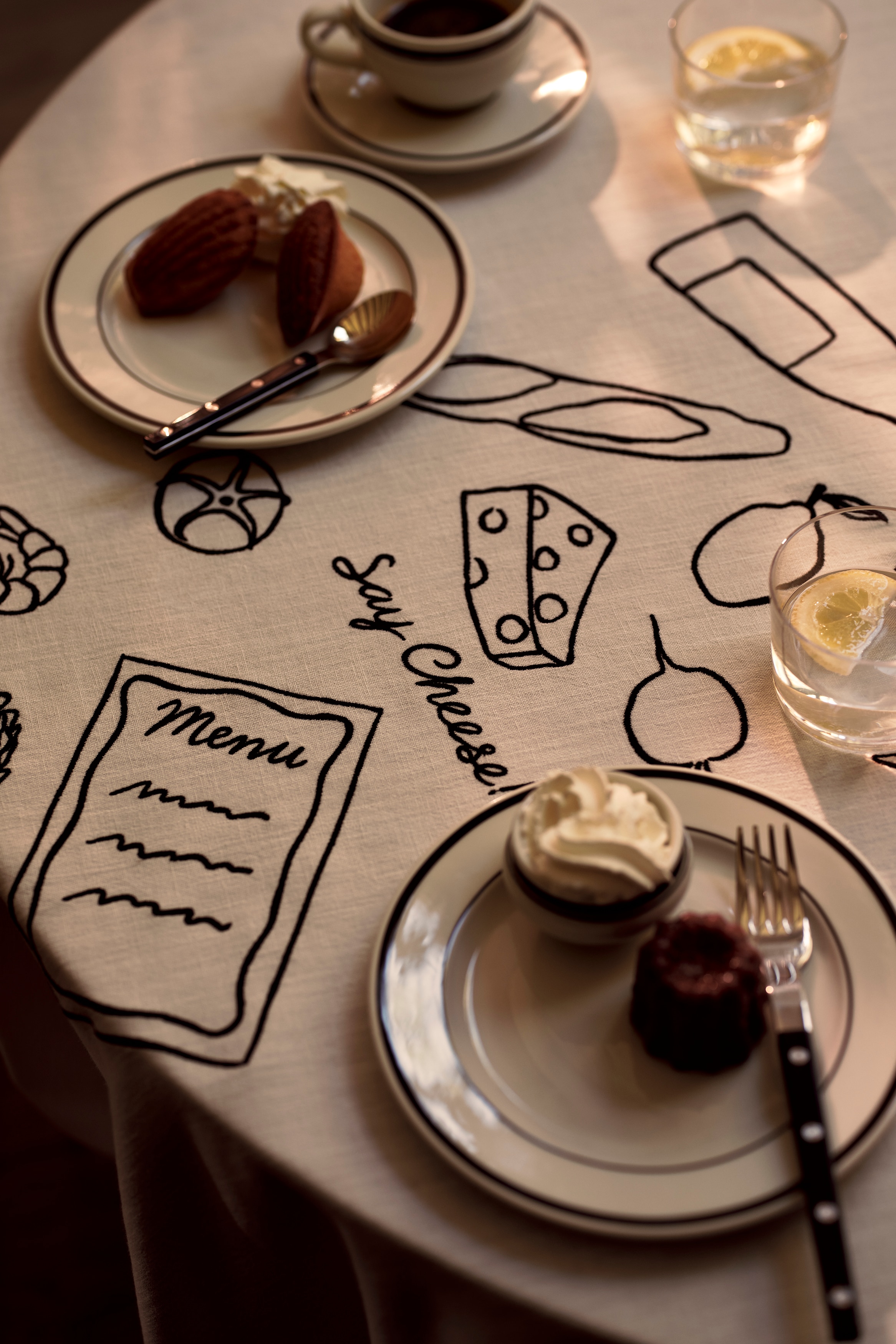 刺繍入りホワイトテーブルクロスとナプキンセット 000000004447-01-l.jpg?t=