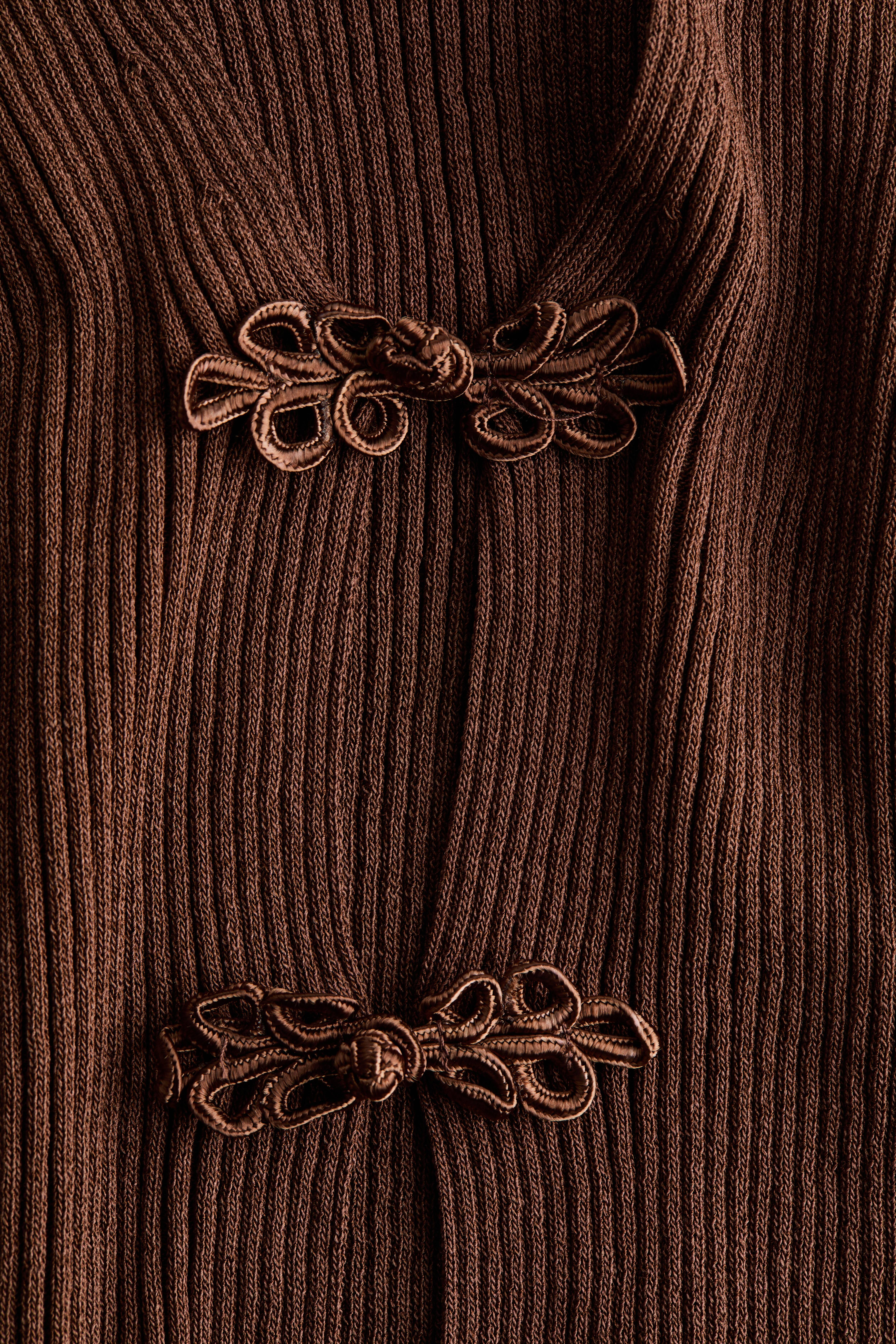 Haut en tricot côtelé avec boutons noués