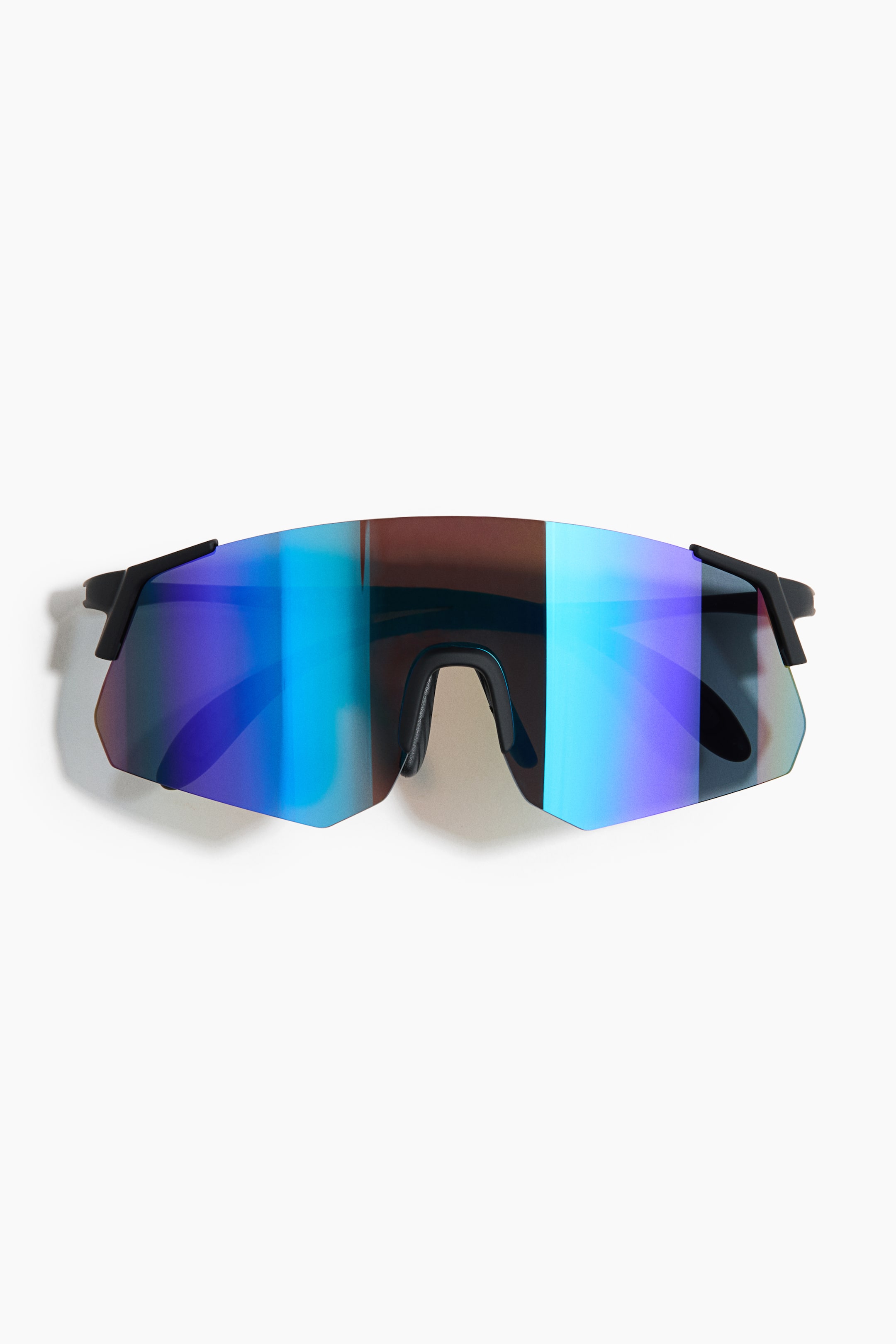 Agrandir l'image: Lunettes de sport incassables orientées vers l'avant, présentant des montures et branches en polycarbonate noir. Elles sont dotées d'un unique verre en plastique teinté, offrant une protection UV, et affichent des teintes irisées de bleu, violet et marron.