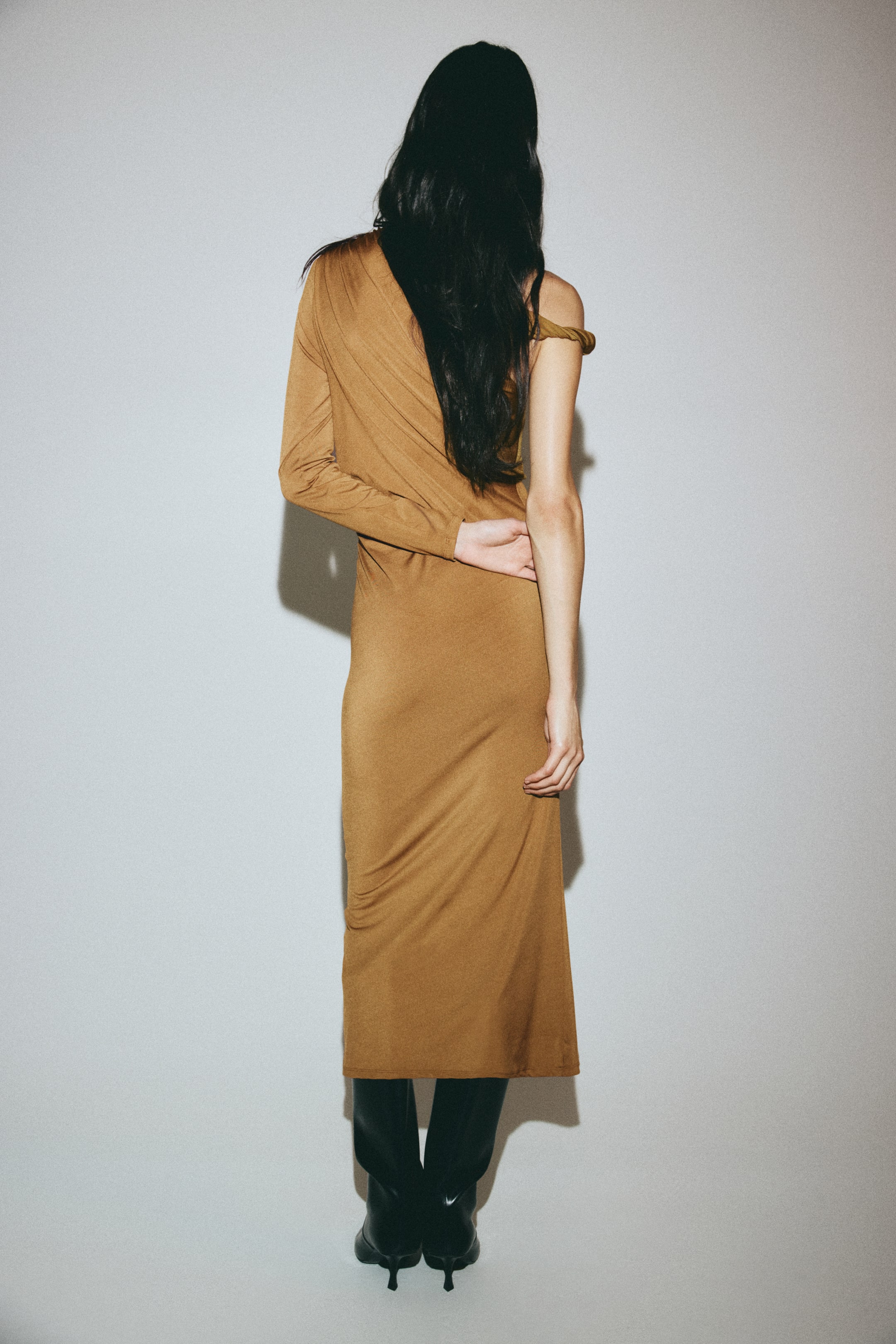 הצגת תמונה גדולה יותר: שמלת כתף אחת עם אפקט נשפך - חום - Ladies | H&M IL 2