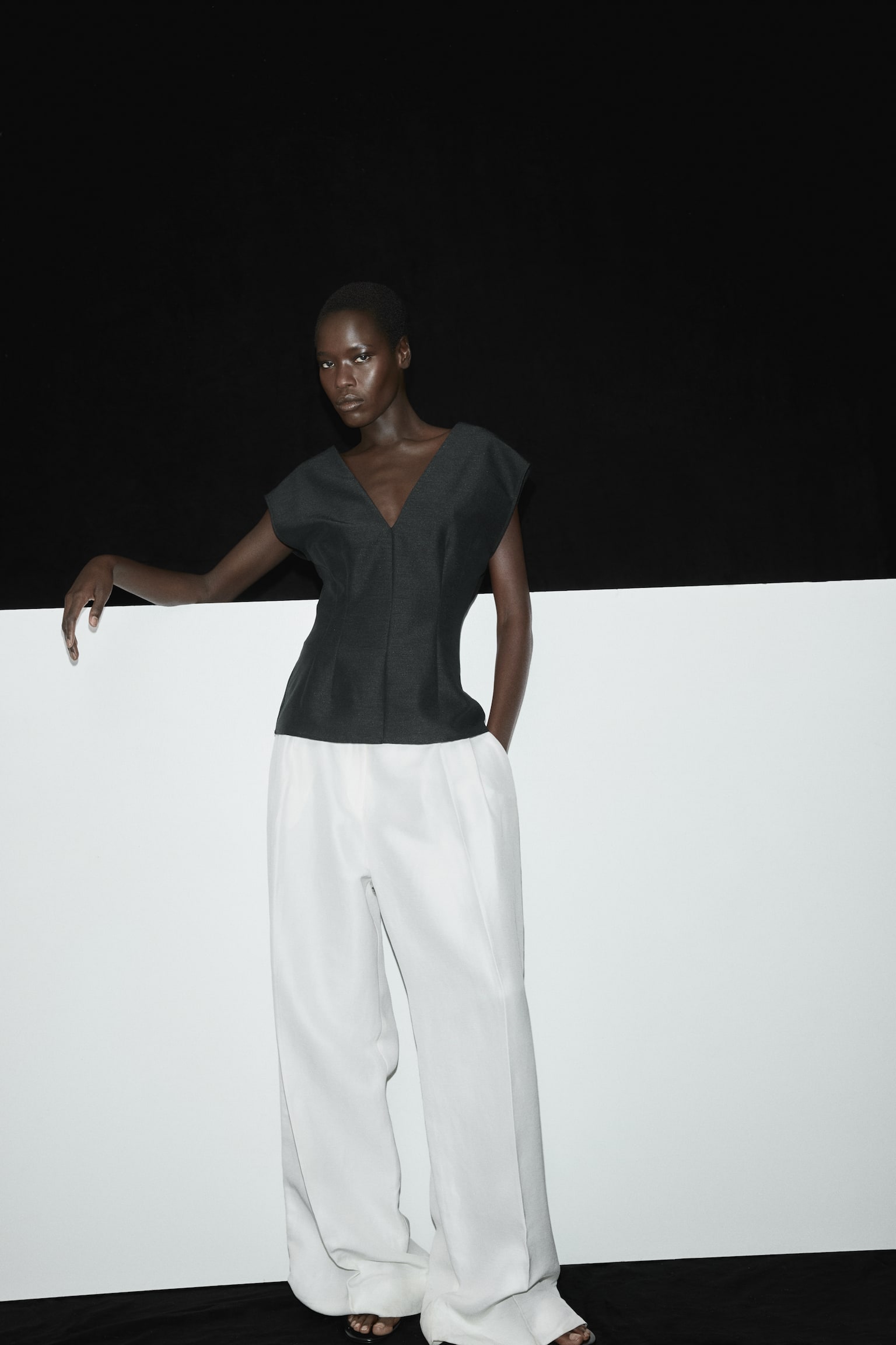 V-neck top - Black - 7