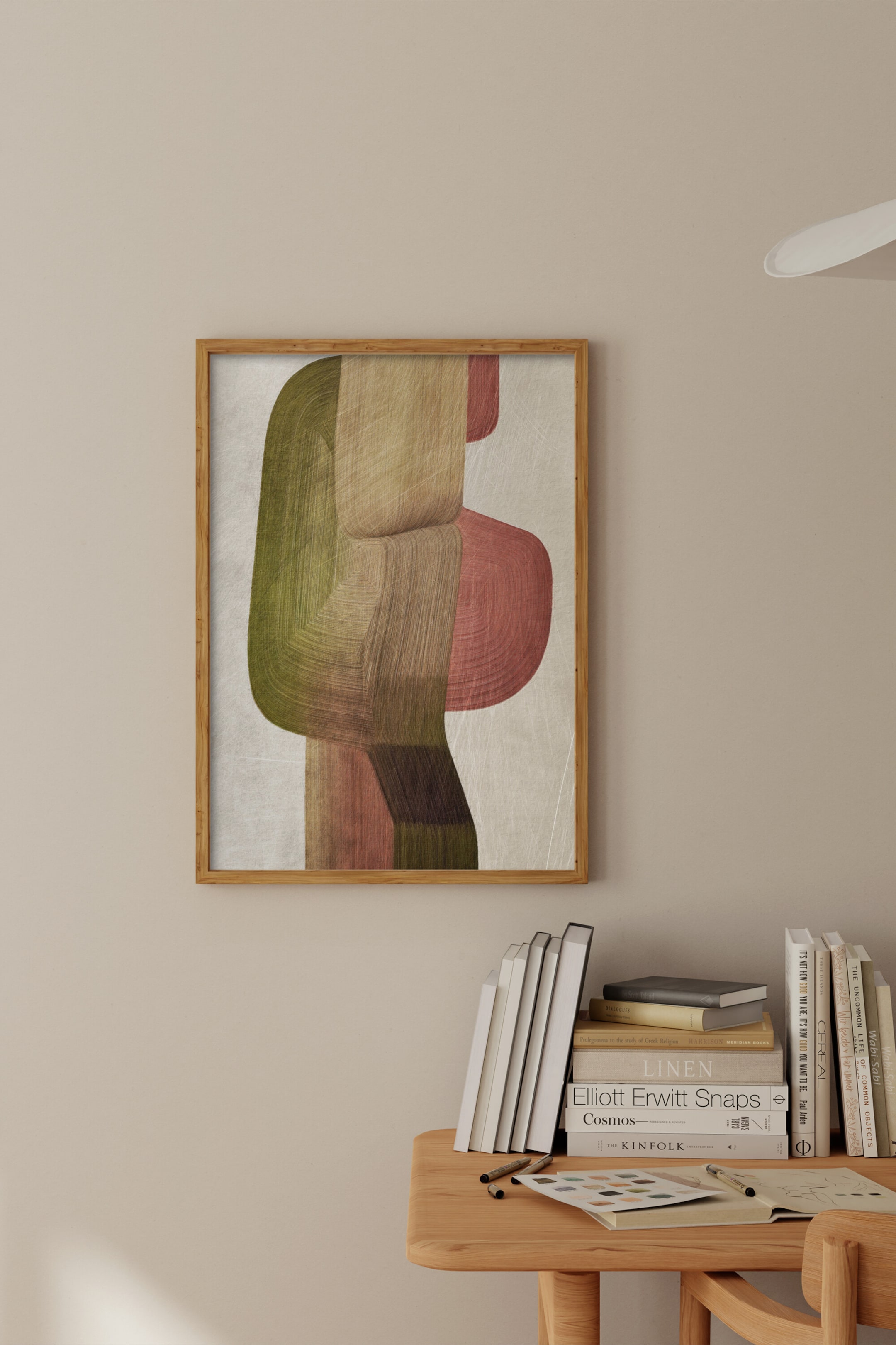 Agrandir l'image: Une œuvre d'art encadrée présente des formes organiques abstraites orientées verticalement avec des lignes texturées visibles, rendues en vert olive, brun clair et rose rougeâtre atténué. L'œuvre est encadrée dans un cadre en bois clair.