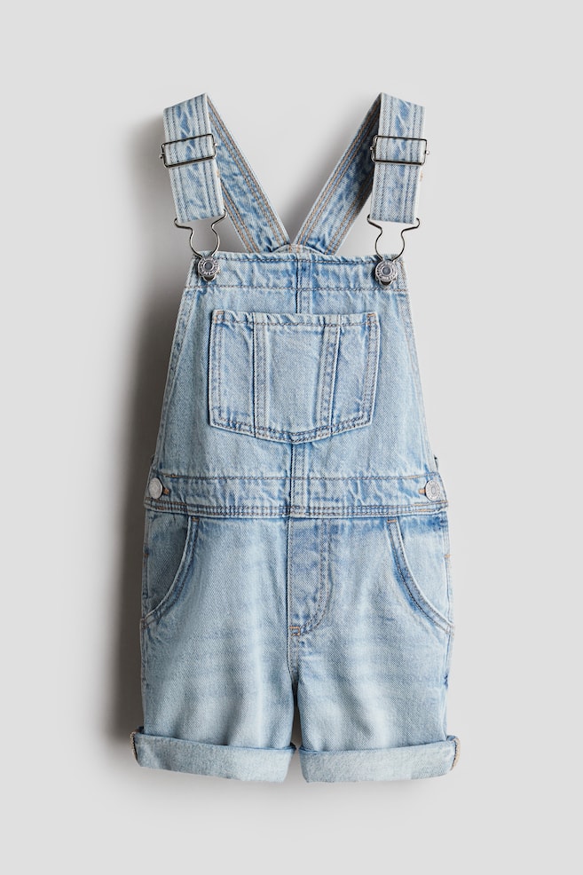 Latzshorts aus Denim - Helles Denimblau - 1