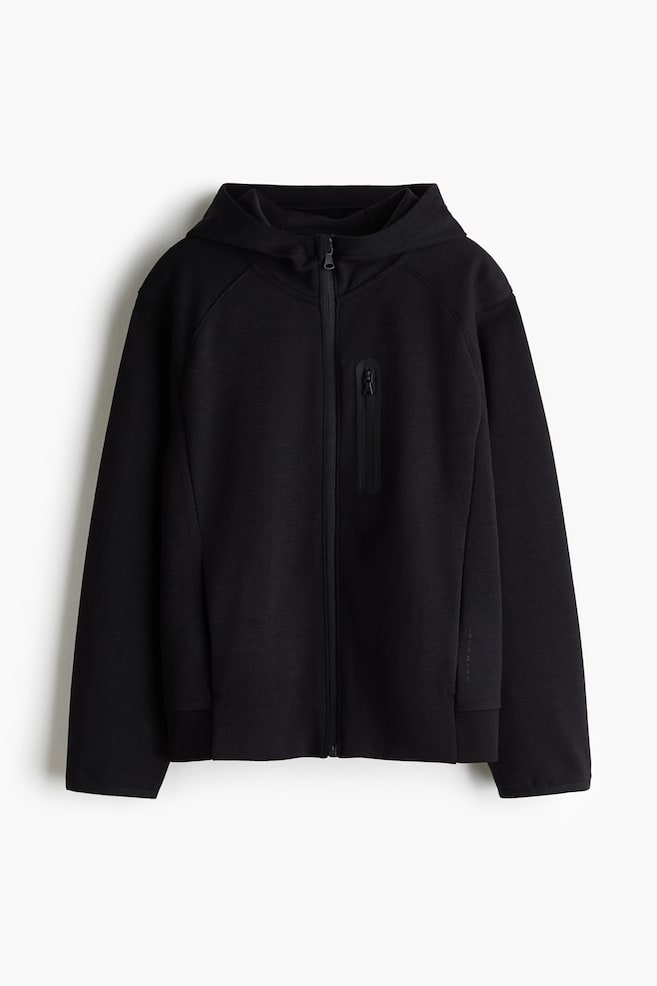Ein schwarzer Hoodie ist von vorne zu sehen, mit einem durchgehenden Reißverschluss, einer Kapuze und einer vertikalen Reißverschlusstasche auf der linken Brustseite des Trägers. Er zeigt lange Raglanärmel mit gerippten Bündchen und einem gerippten Saum, zusammen mit dem dezenten "DRYMOVE"-Schriftzug vertikal am unteren rechten Ärmel. - 1