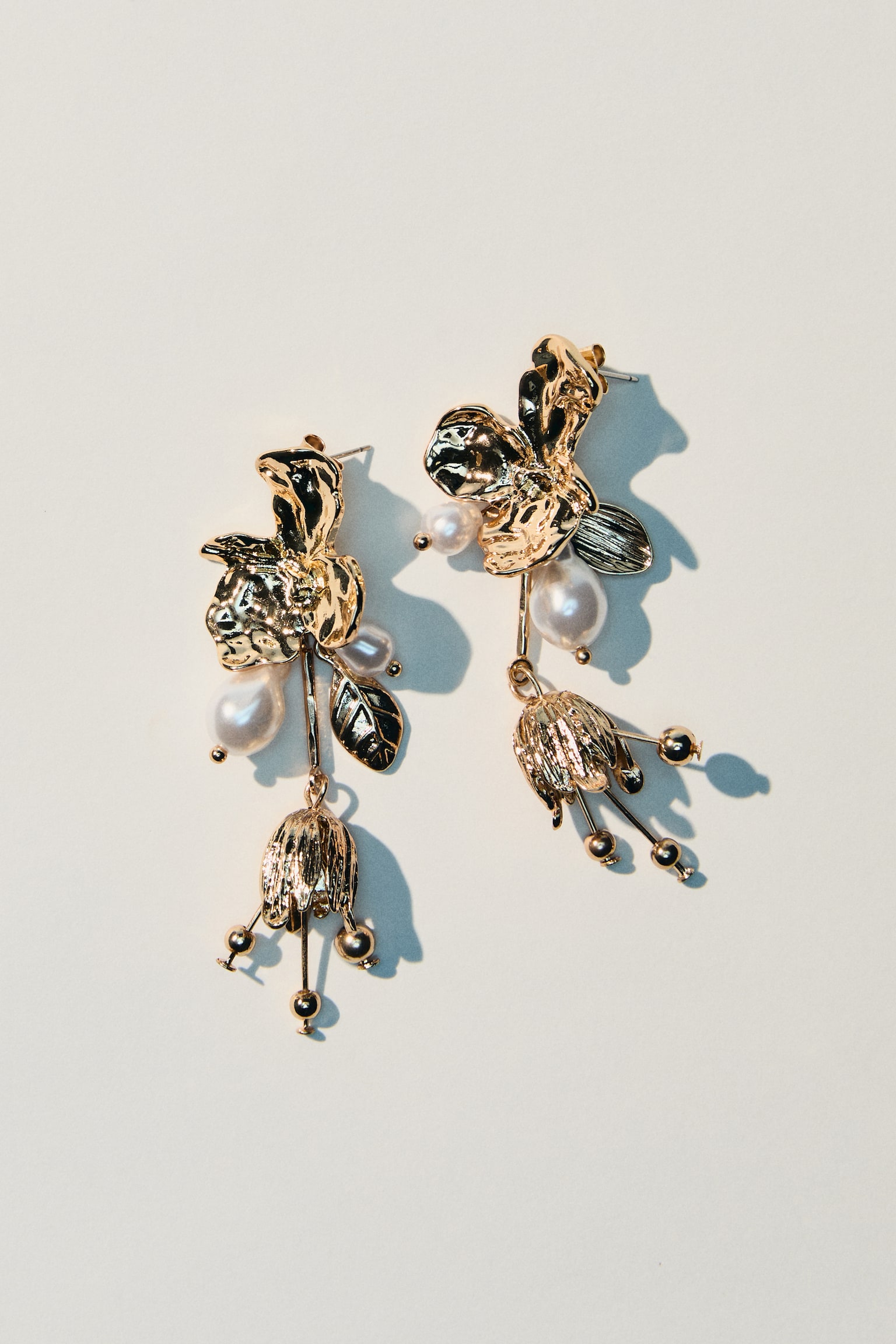 Flower pendant earrings - Gold-coloured - 1