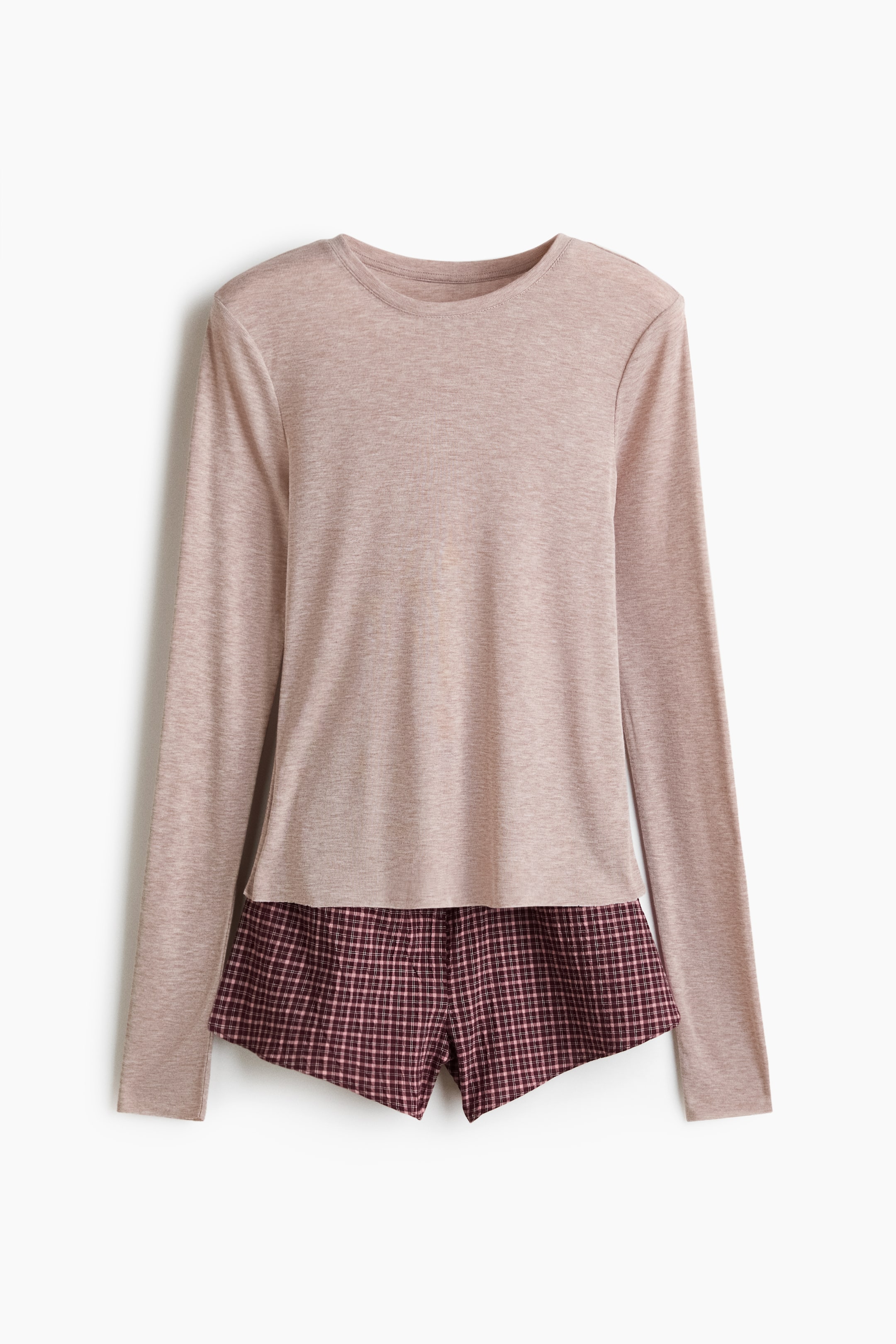 Voir une image plus grande: Les pyjamas présentent un haut en jersey beige clair avec un col rond, des manches longues et des bords bruts aux poignets et à l'ourlet. Le short en seersucker de coton à carreaux assorti affiche une taille élastiquée avec une bordure picot, une fausse braguette et des fentes aux ourlets.