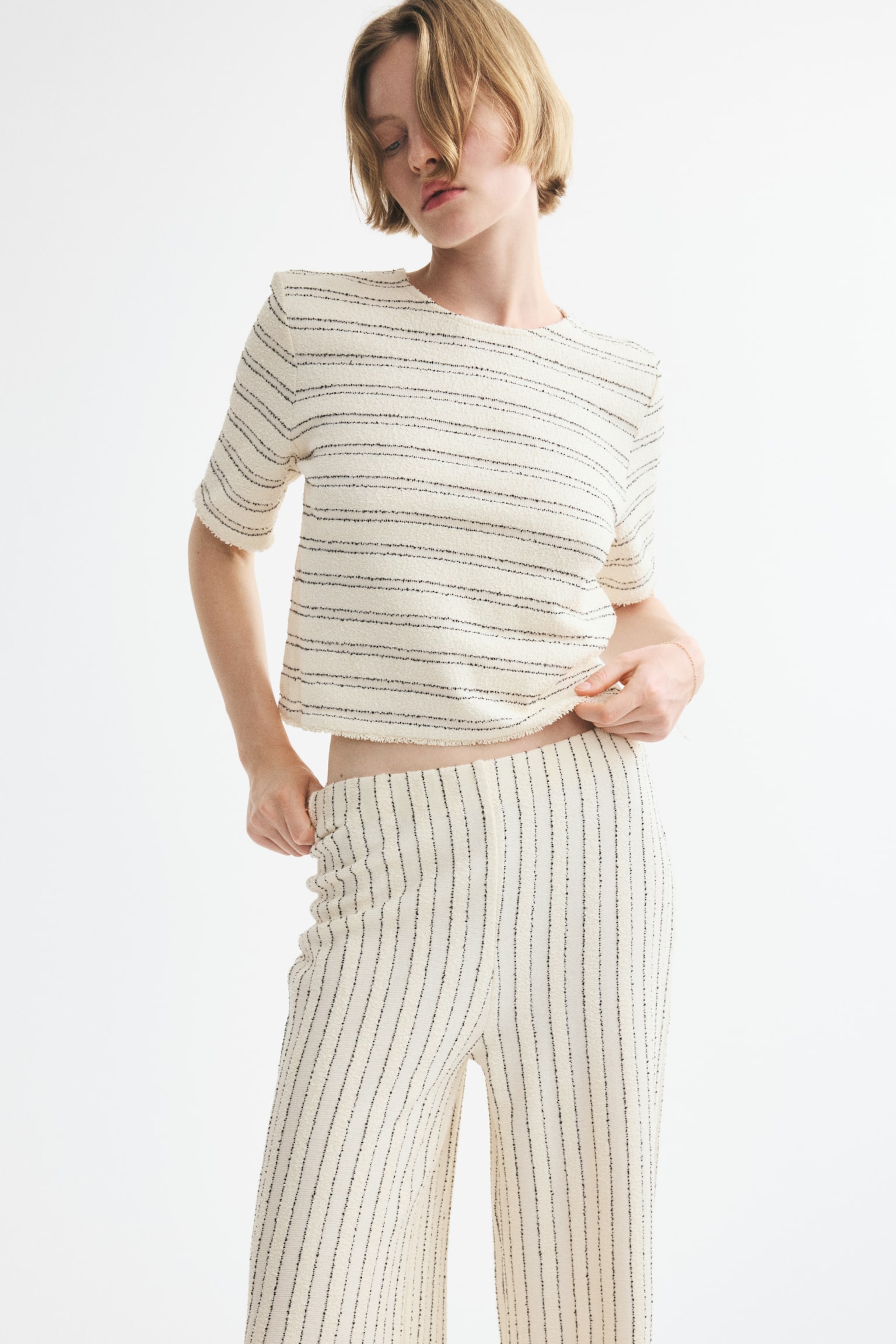 Женские брюки H&M Textured Pull-On, цвет: Кремовый / Чёрный полосатый — фото 4
