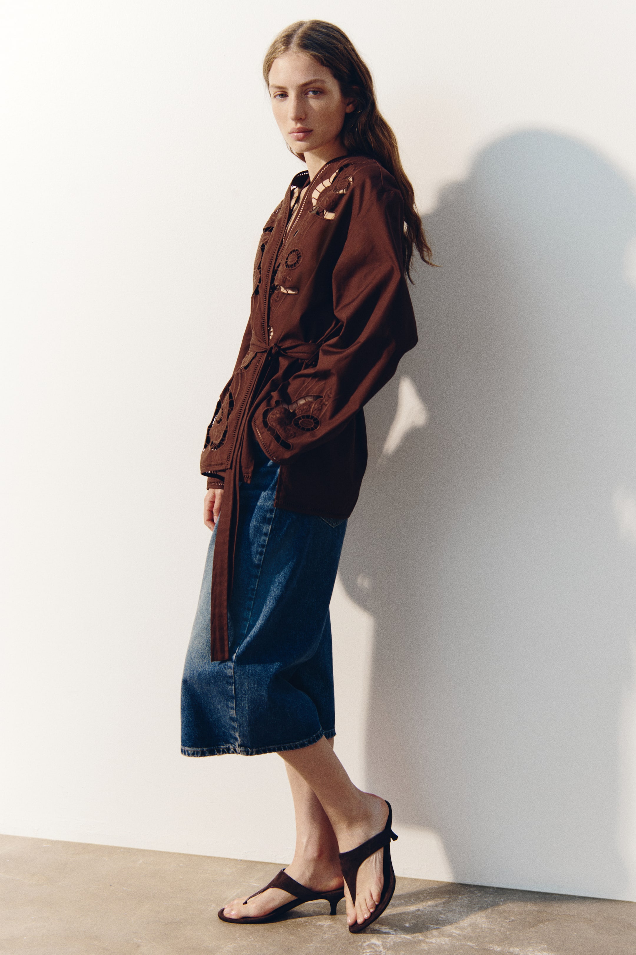 Женские куртки H&M Tie-Belt Jacket with Eyelet-Embroidered Details — фото 4