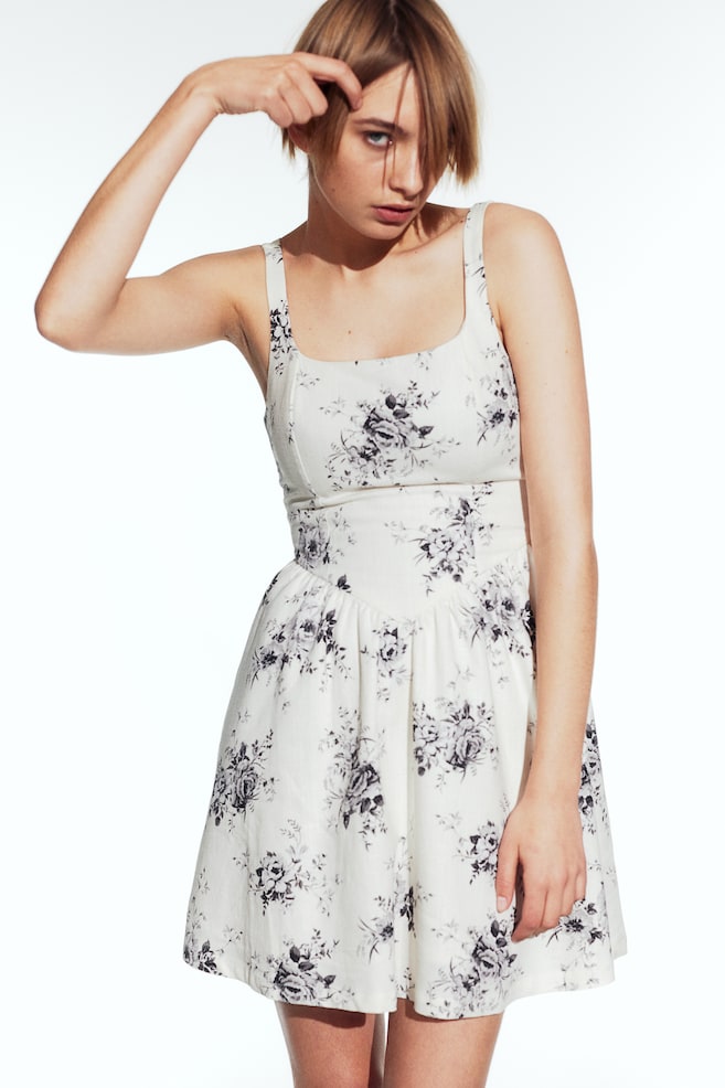 Klänning i linmix med utställd kjol - Crèmevit/Blommig/Svart - 1