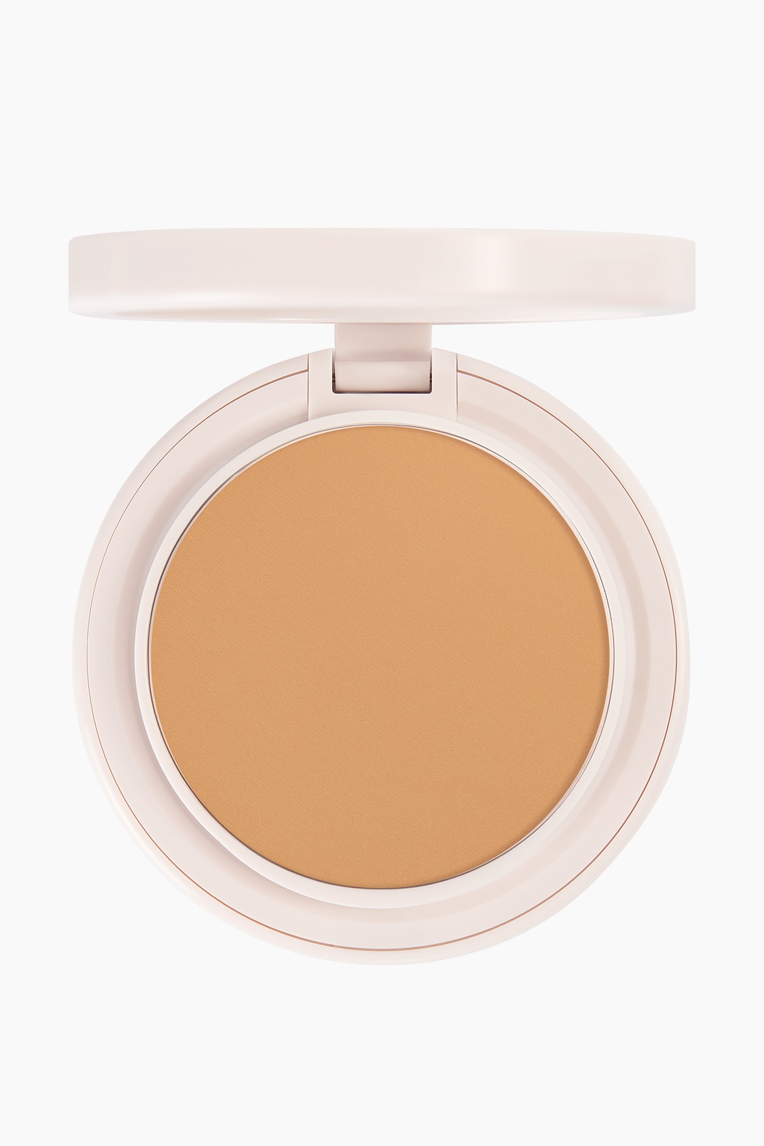 Natural Blur Powder Foundation vises i en åpen, rund, lys beige puddereske som vender rett mot kamera. Et jevnt, matt, middels brunfarget presset pudder ligger i den sirkulære beholderen, med lokket slått oppover.