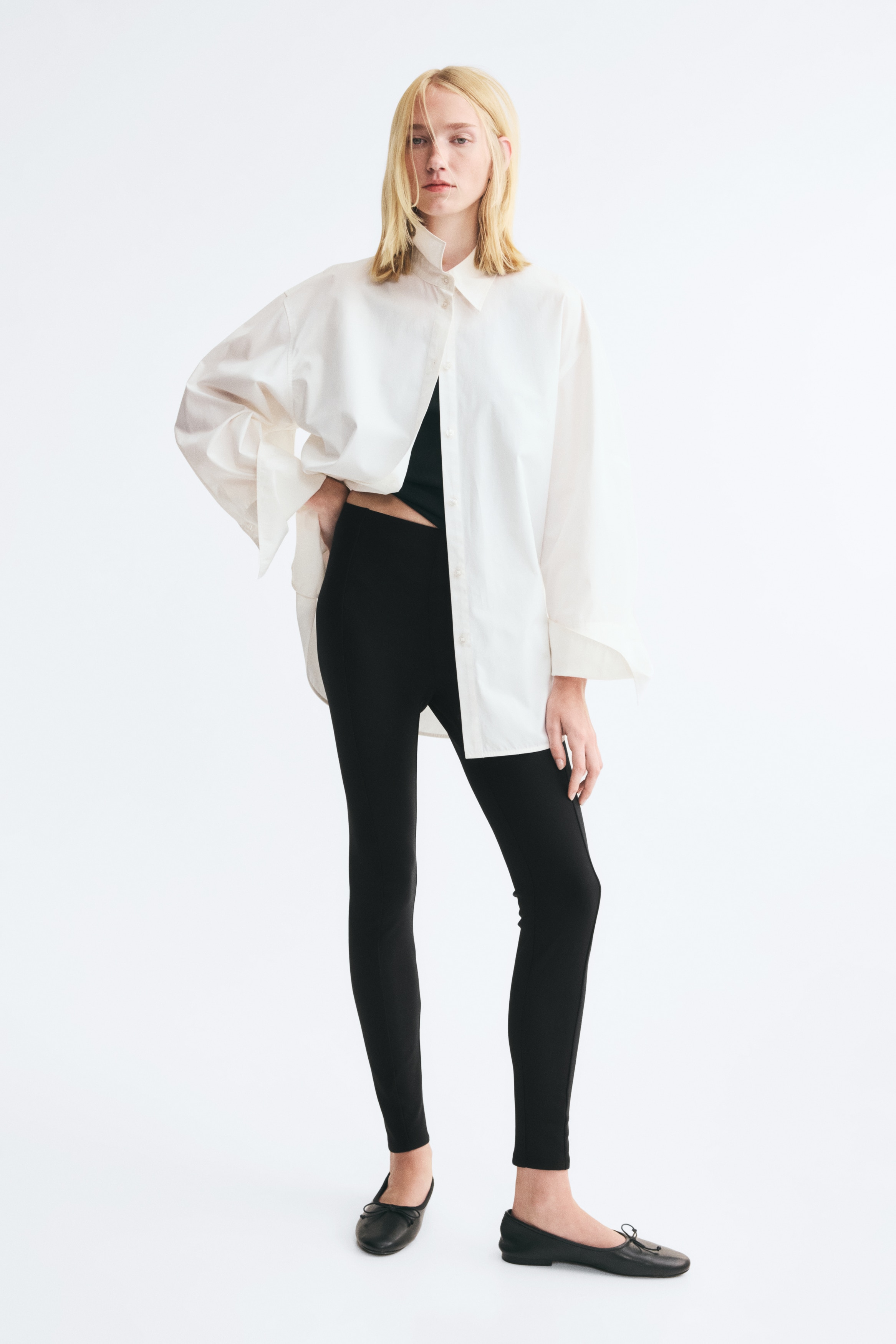 Crease-leg leggingsModel