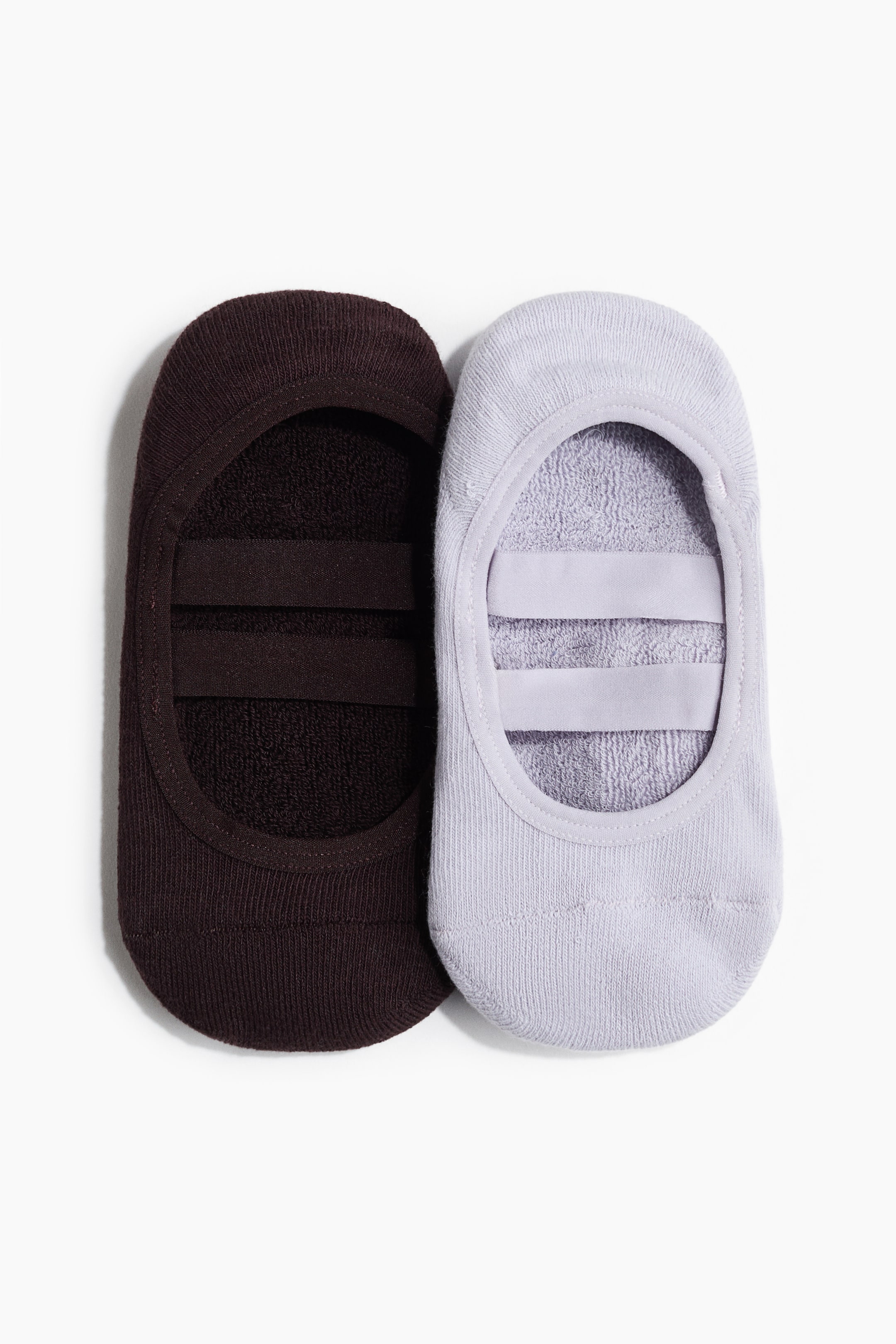 Agrandir l'image: Deux chaussettes de Pilates à coupe basse sont exposées, l'une en brun foncé et l'autre en violet clair. Les deux chaussettes présentent une construction en tricot doux et deux bandes élastiques s'étirant horizontalement à travers la zone ouverte du pied.