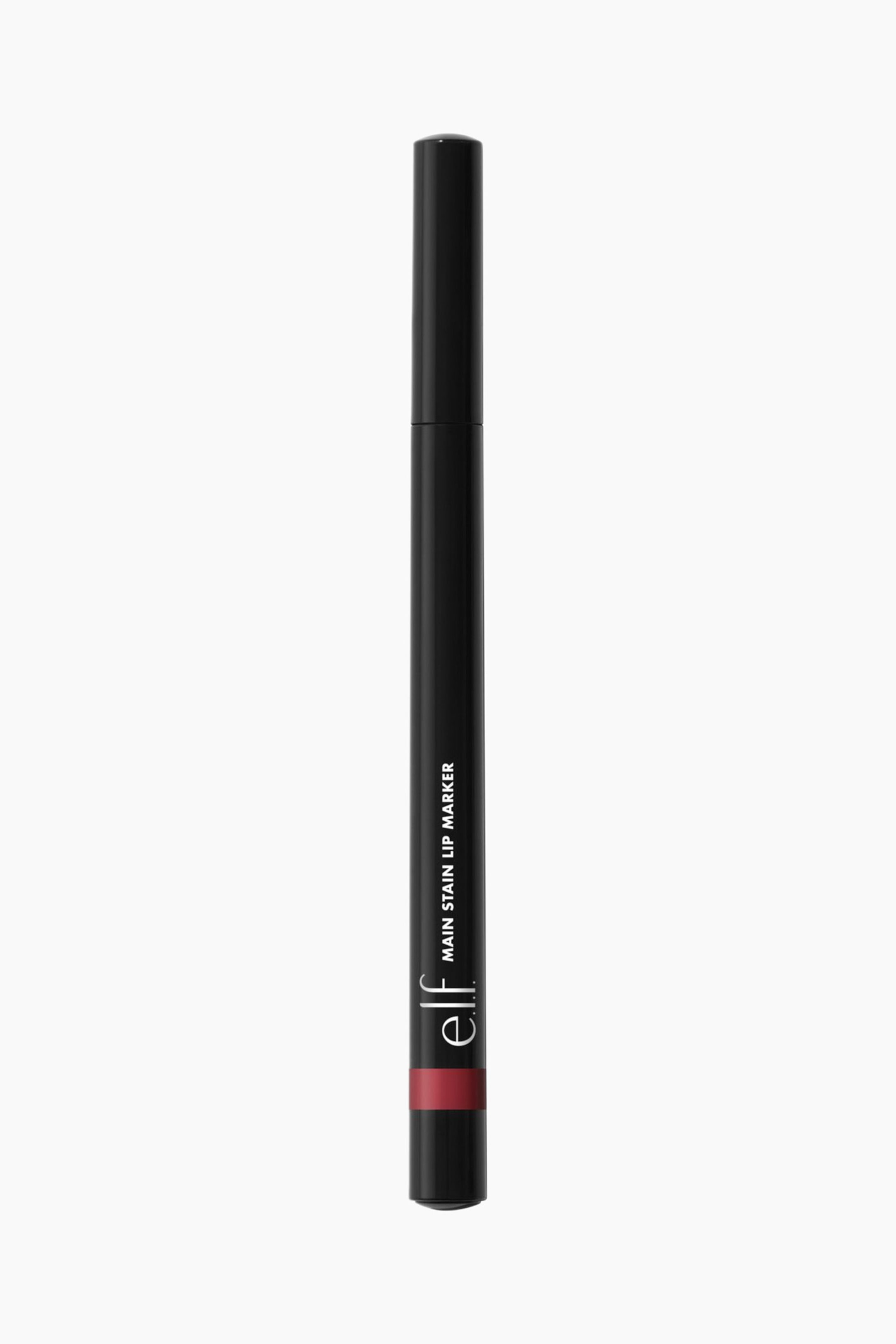 Vis større bilde: En svart, sylindrisk leppemarkør står oppreist, vendt fremover. Den viser "e.l.f."-logoen og teksten "MAIN STAIN LIP MARKER", med et dypt rødt fargebånd synlig nederst.