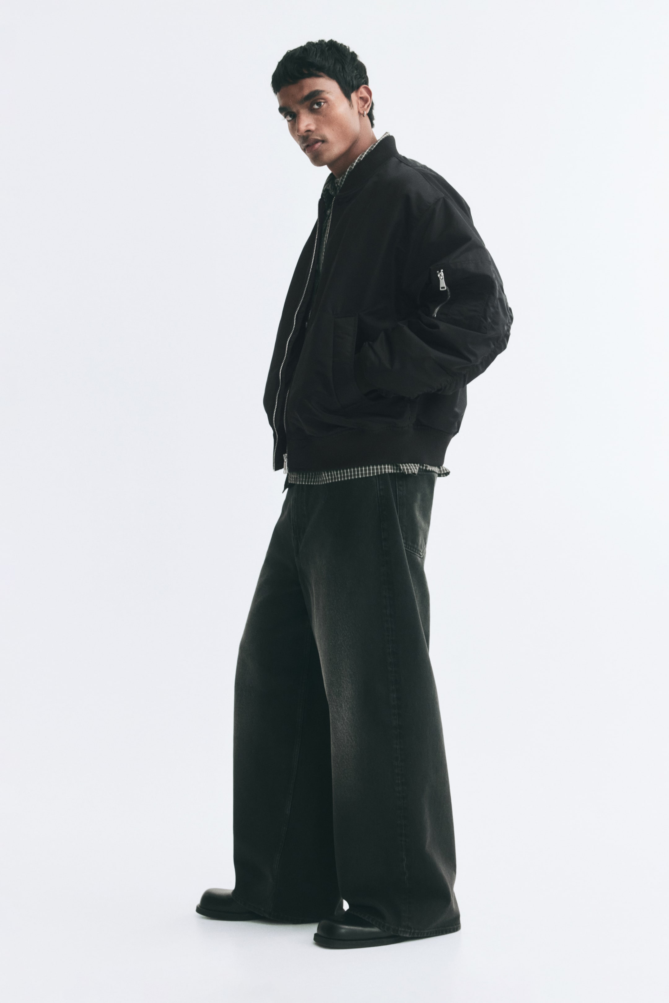 Visualizza l'immagine ingrandita: Bomber imbottito - Nero - UOMO | H&M CH 1