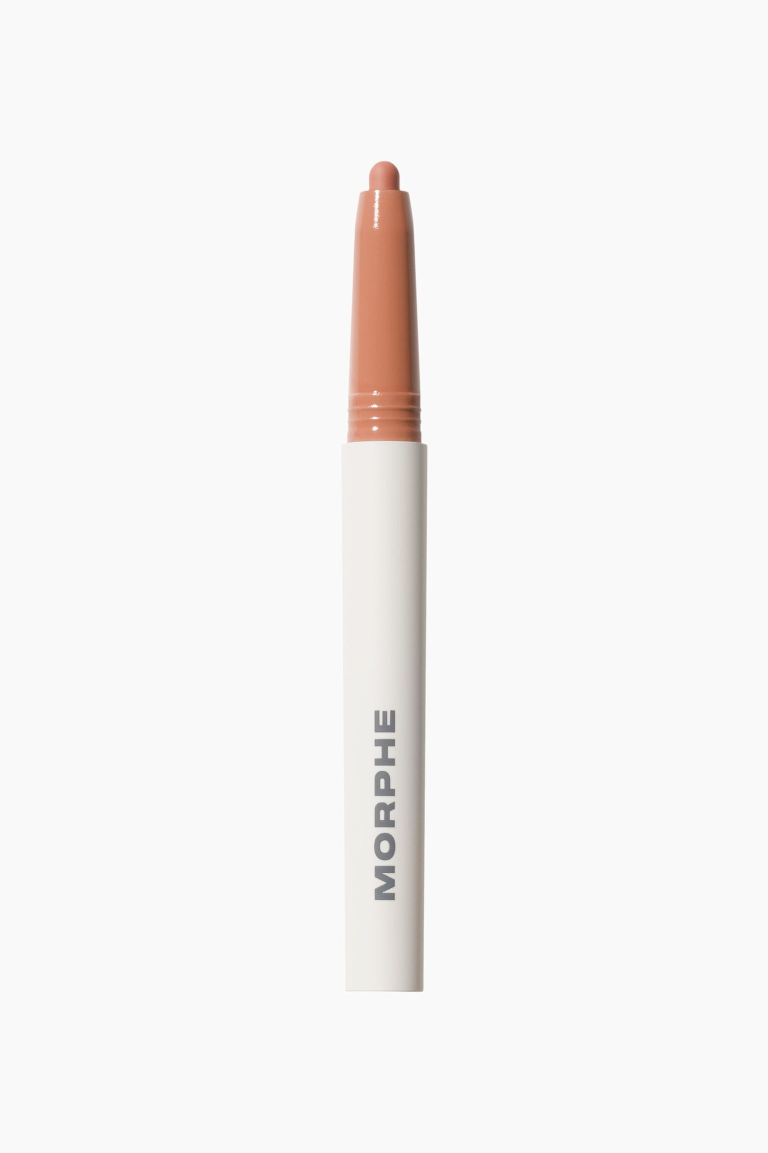 Sculptwear Signature Lip Pencil står loddrett og viser en matt hvit hylse med merkenavnet «MORPHE» trykt vertikalt i grått. Den øvre delen viser en blank, varmtonet nude-hals som smalner inn mot en eksponert, avrundet matt nude-tupp.