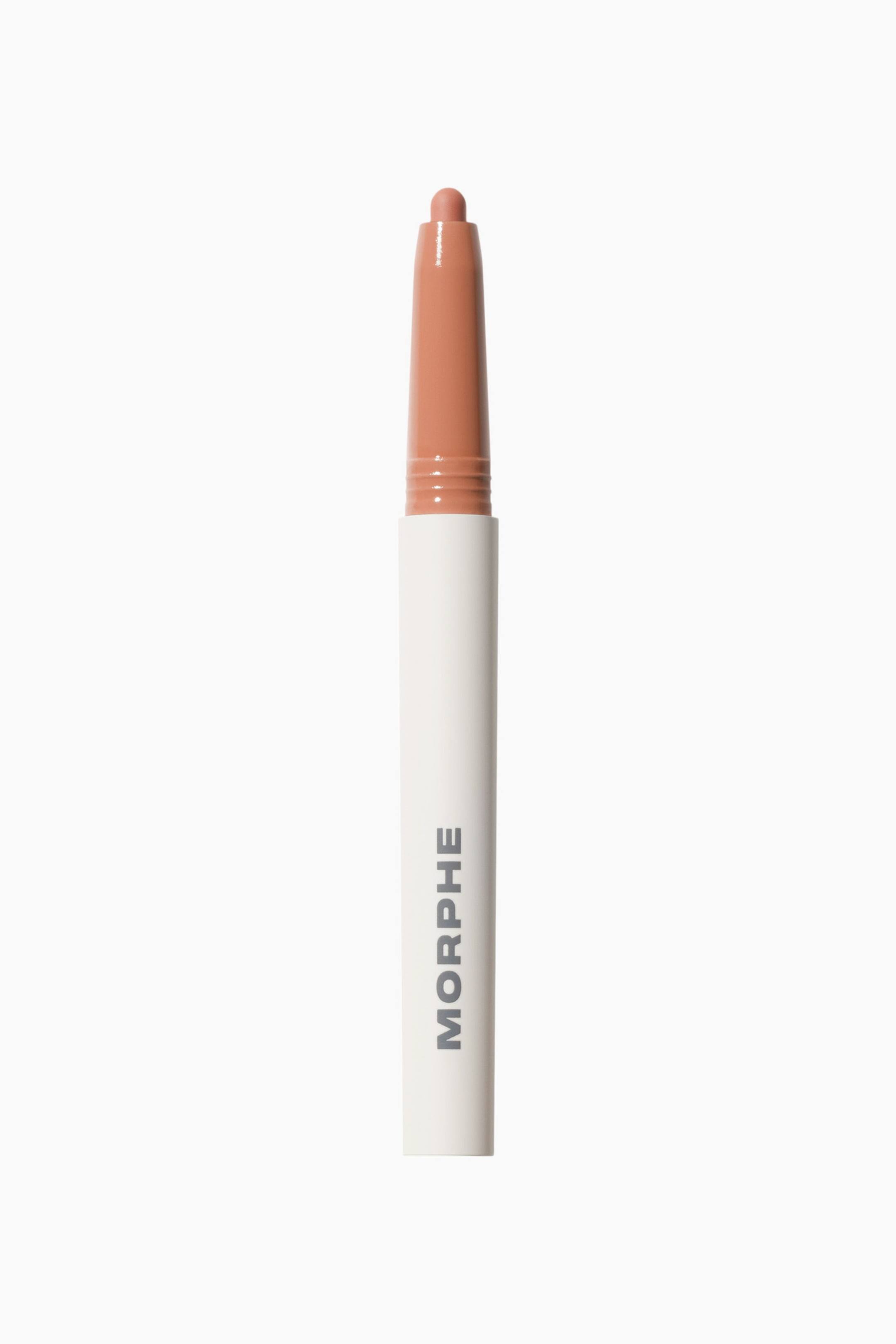 Vis større bilde: Sculptwear Signature Lip Pencil står loddrett og viser en matt hvit hylse med merkenavnet «MORPHE» trykt vertikalt i grått. Den øvre delen viser en blank, varmtonet nude-hals som smalner inn mot en eksponert, avrundet matt nude-tupp.