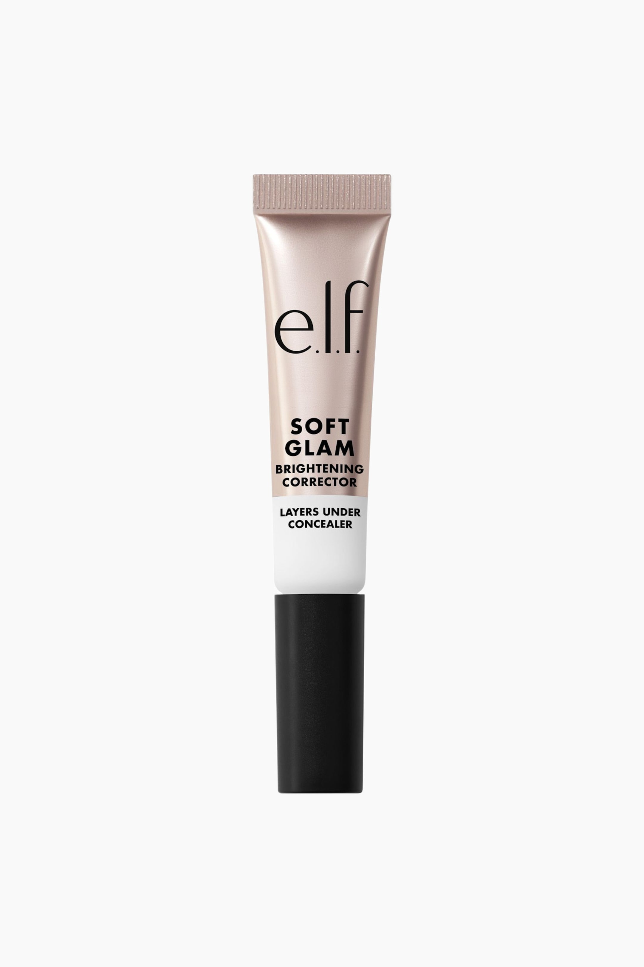 Visa större bild: Ett e.l.f. Soft Glam Brightening Corrector-rör står upprätt, vänt rakt framåt. Det skimrande persika-rosa röret har en räfflad, pressad toppförsegling och visar 'e.l.f.' och 'Soft Glam Brightening Corrector, Layers Under Concealer' i svart text, med ett vitt band som leder till ett matt svart lock.