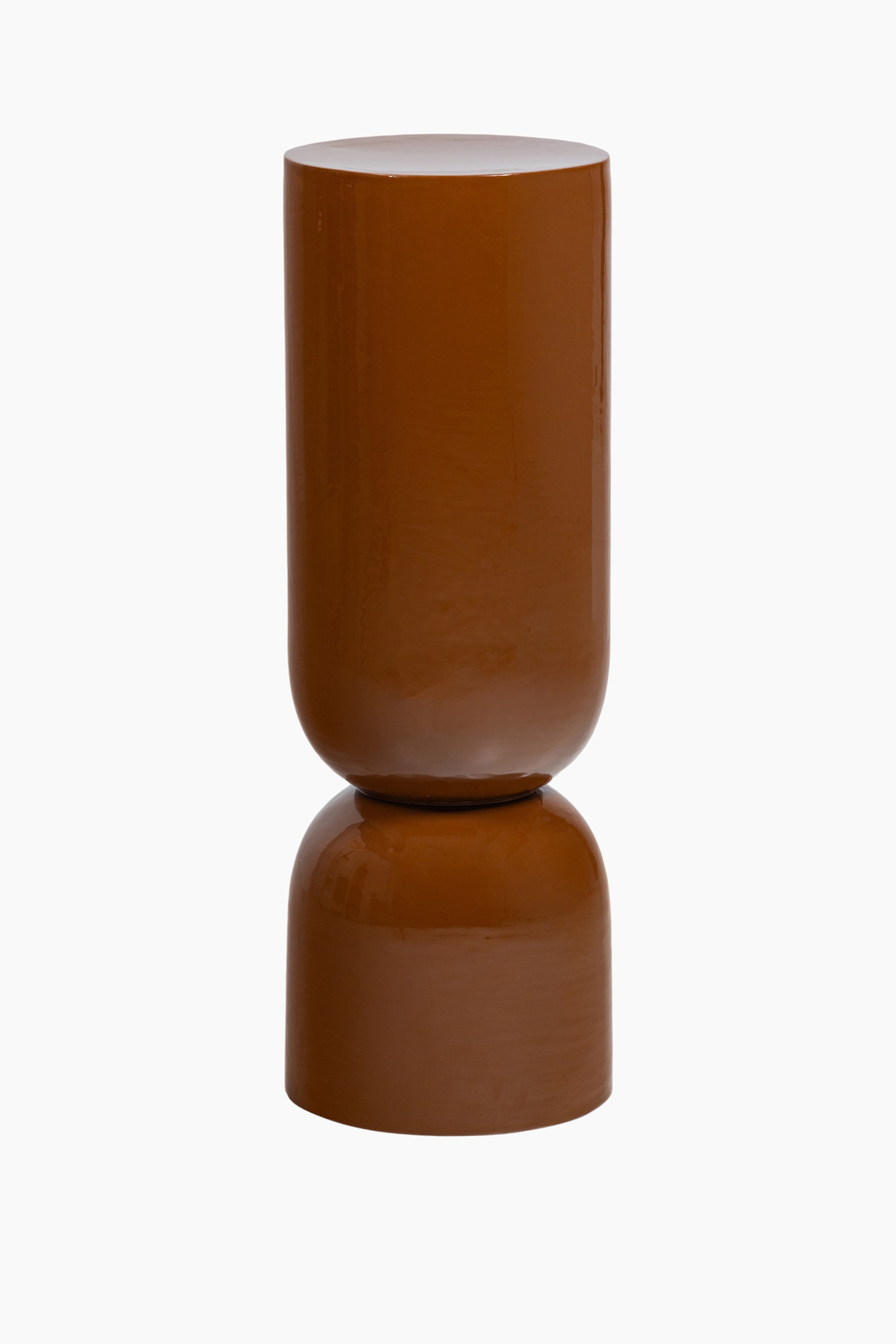 Agrandir l'image: Un piédestal marron présente une finition brillante et un design empilé et symétrique, vu de face. Sa partie supérieure forme un cylindre haut et arrondi, reposant sur une section inférieure plus large et arrondie, créant une taille étroite à leur jonction.