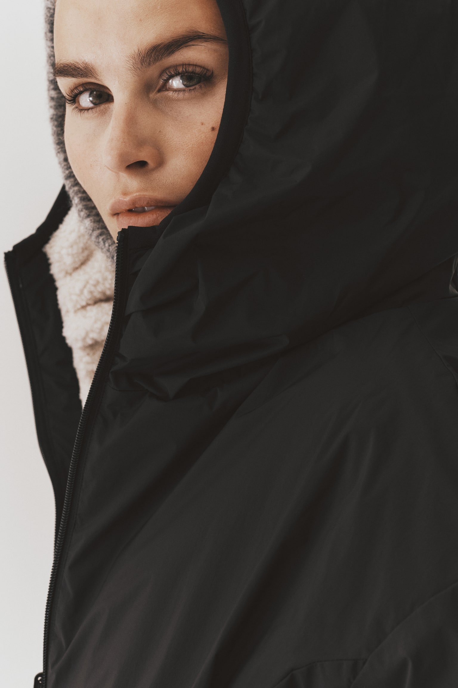 Женская куртка H&M Warm Reversible Activewear, цвет: Чёрный / Кремовый — фото 5