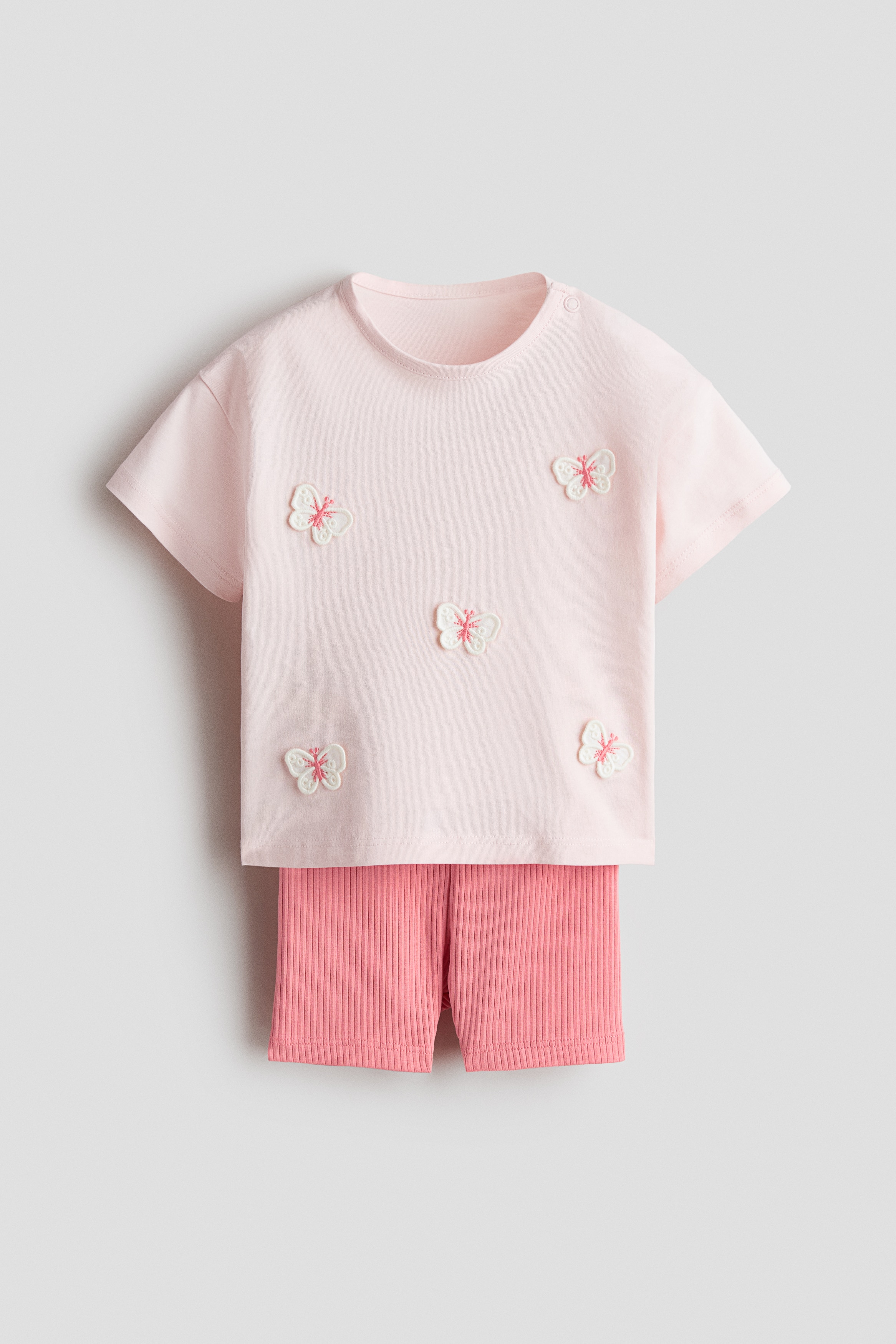 2-teiliges Set mit Shirt und RadlershortsKategorie