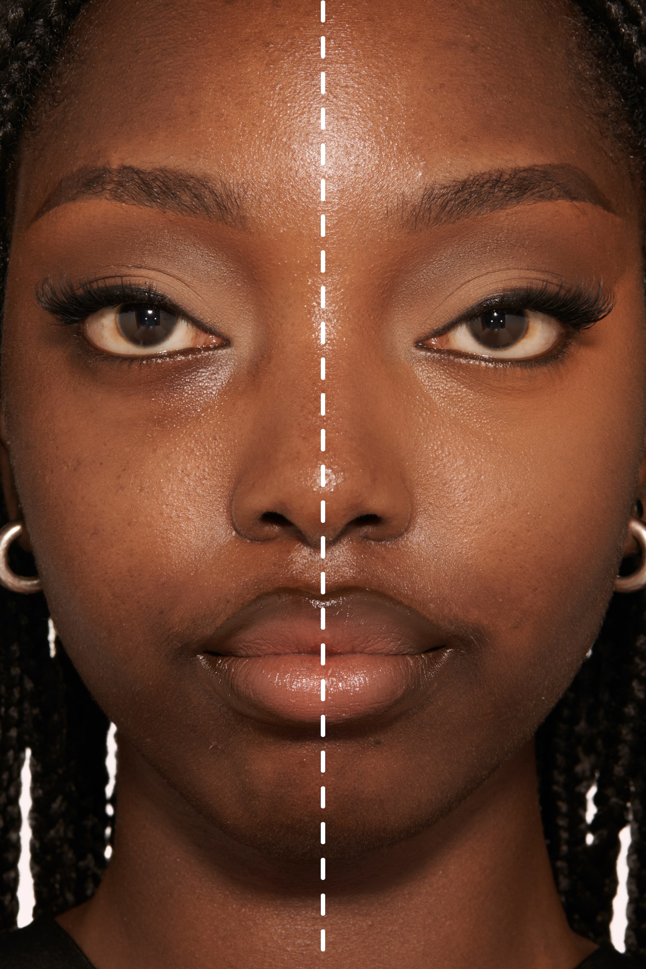 Visa större bild: En kosmetisk produkt visas på ett ansikte som är vertikalt delat av en streckad vit linje. Den högra sidan av ansiktet visar en slätare hud, definierade ögonbryn, fylligare ögonfransar och mer markerade läppar, i kontrast till det naturliga, obehandlade utseendet på vänster sida.