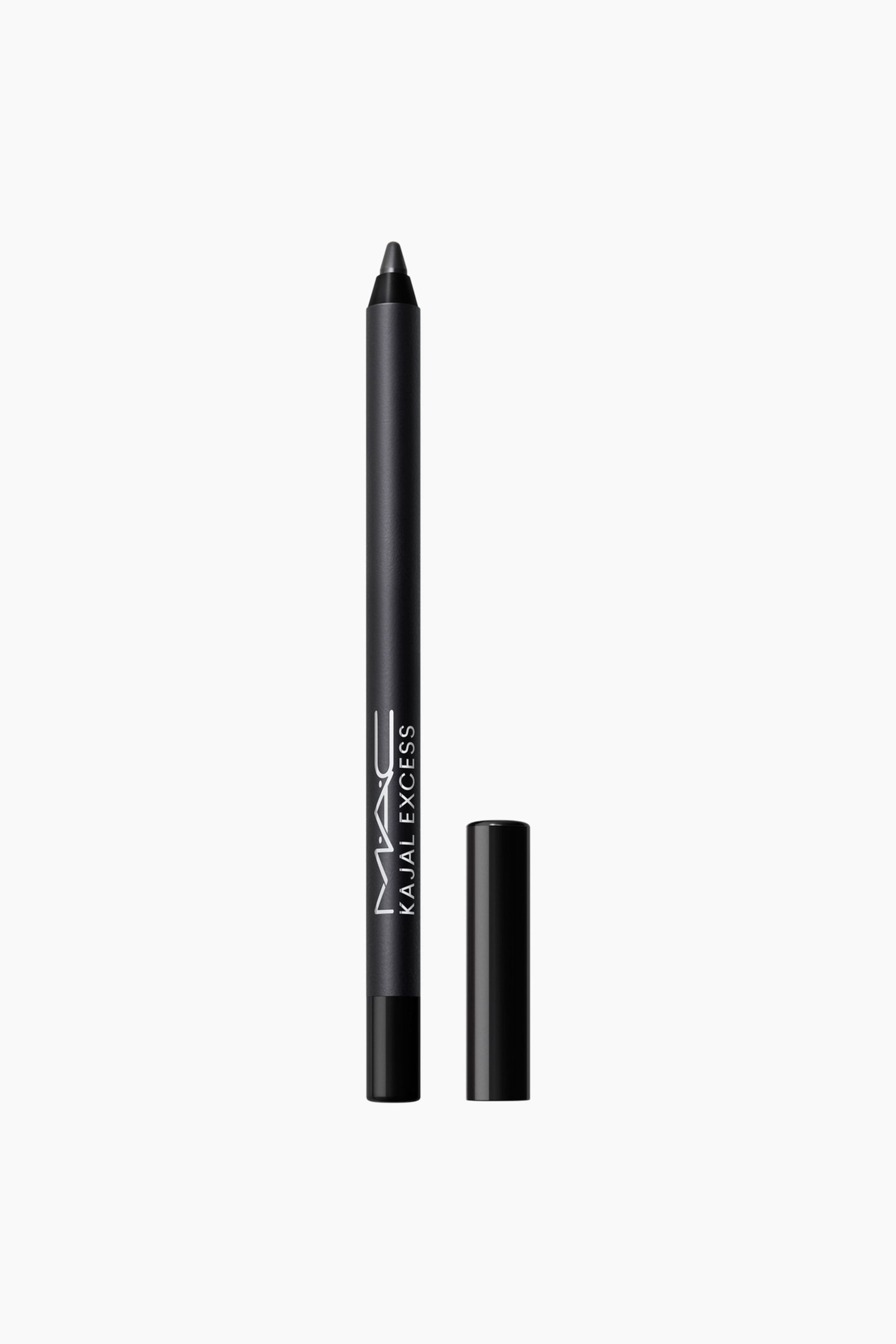 Se større billede: En mat mørkegrå MAC Kajal Excess eyeliner-blyant står lodret ved siden af sin aftagelige, blanke sorte hætte. Den uafdækkede blyant viser en skarp, mørk spids, med den hvide brandtekst trykt lodret på den nederste del af hylstret.
