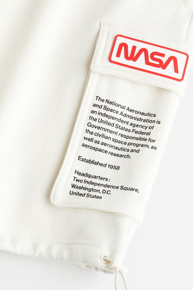 Shorts in felpa con stampa - Crema/NASA/Nero/NASA - 8