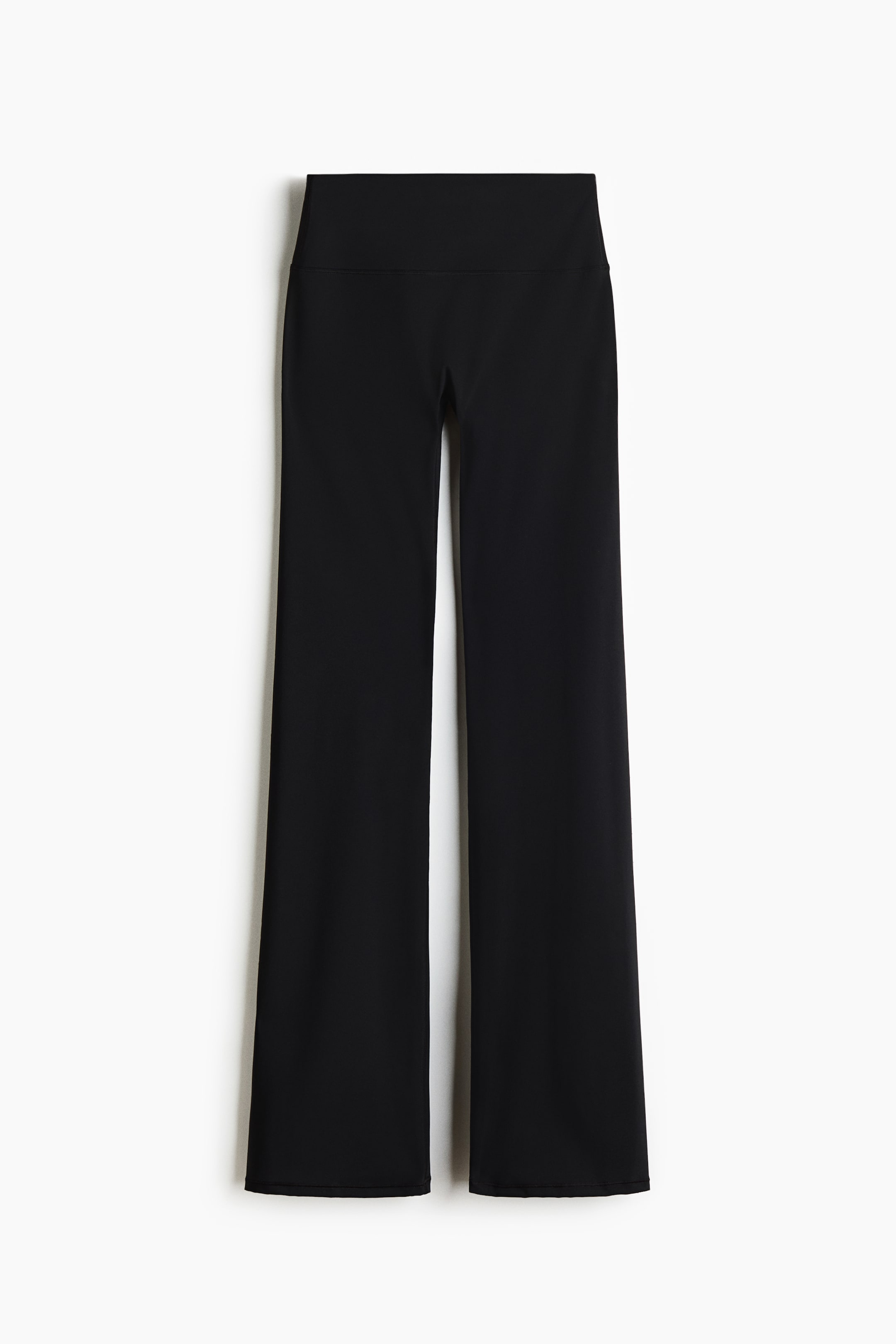Voir une image plus grande: Un pantalon noir est orienté vers l'avant, doté d'une taille haute et d'une large ceinture lisse. Les jambes sont coupées dans un style à jambes larges, présentant une texture de tissu noir uni et lisse.