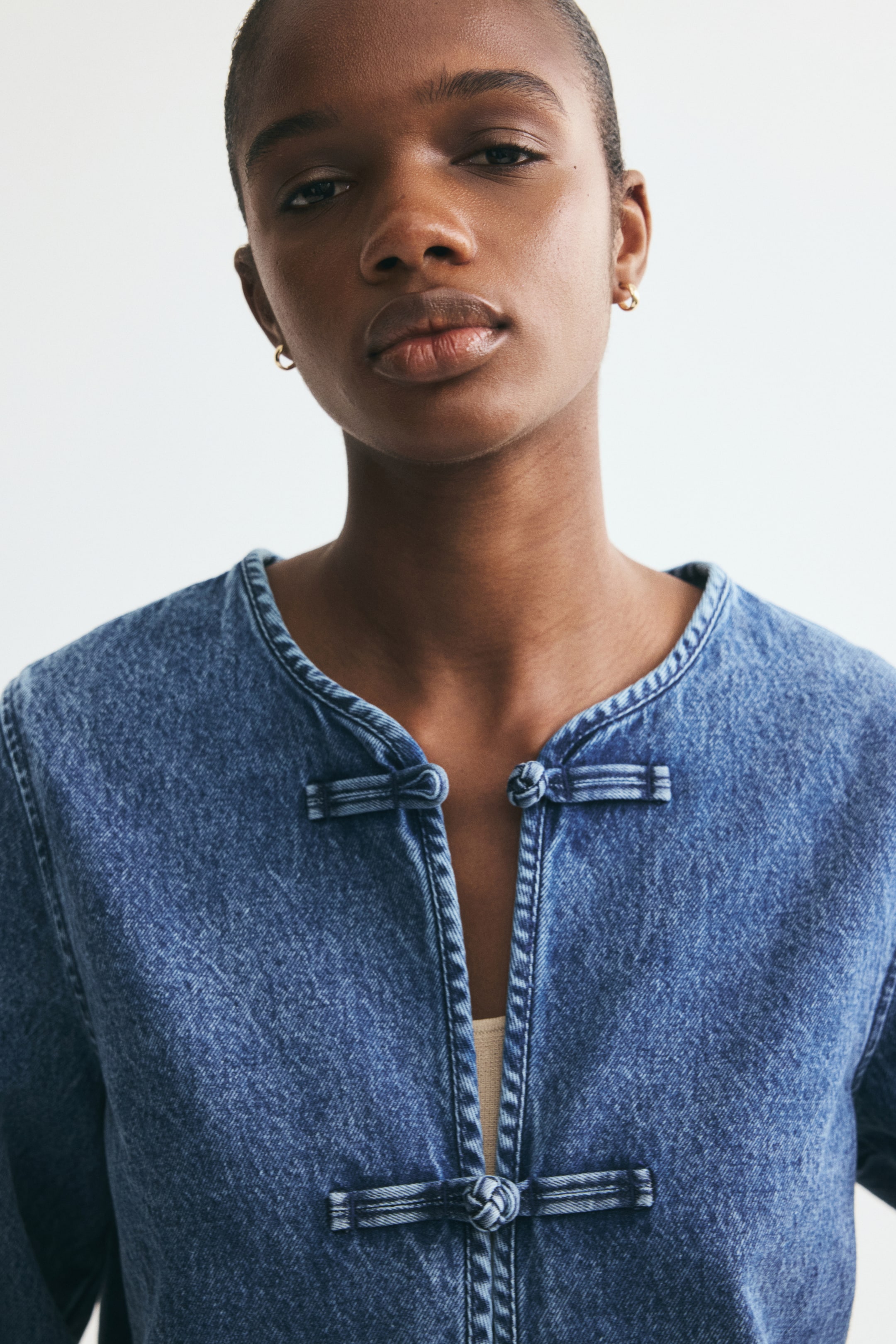 Женские куртки H&M Knot-Button Denim Jacket — фото 4