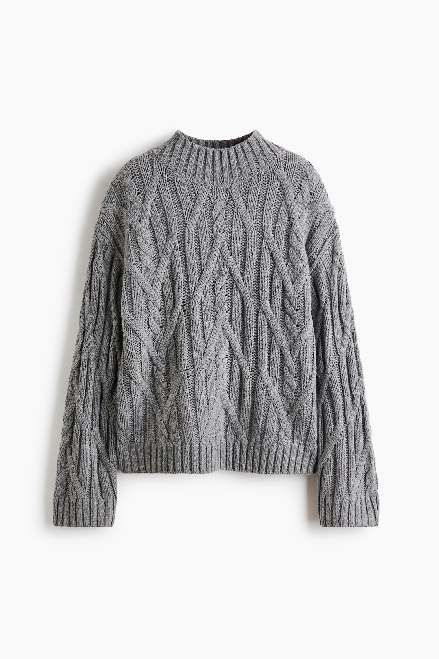 Un maglione grigio a trecce Ã¨ ripreso frontalmente, con un intricato motivo a rombi realizzato in trecce su tutta la superficie. Il maglione presenta un collo alto a coste, maniche lunghe dalla vestibilitÃ  rilassata con polsini a coste e un orlo a coste.