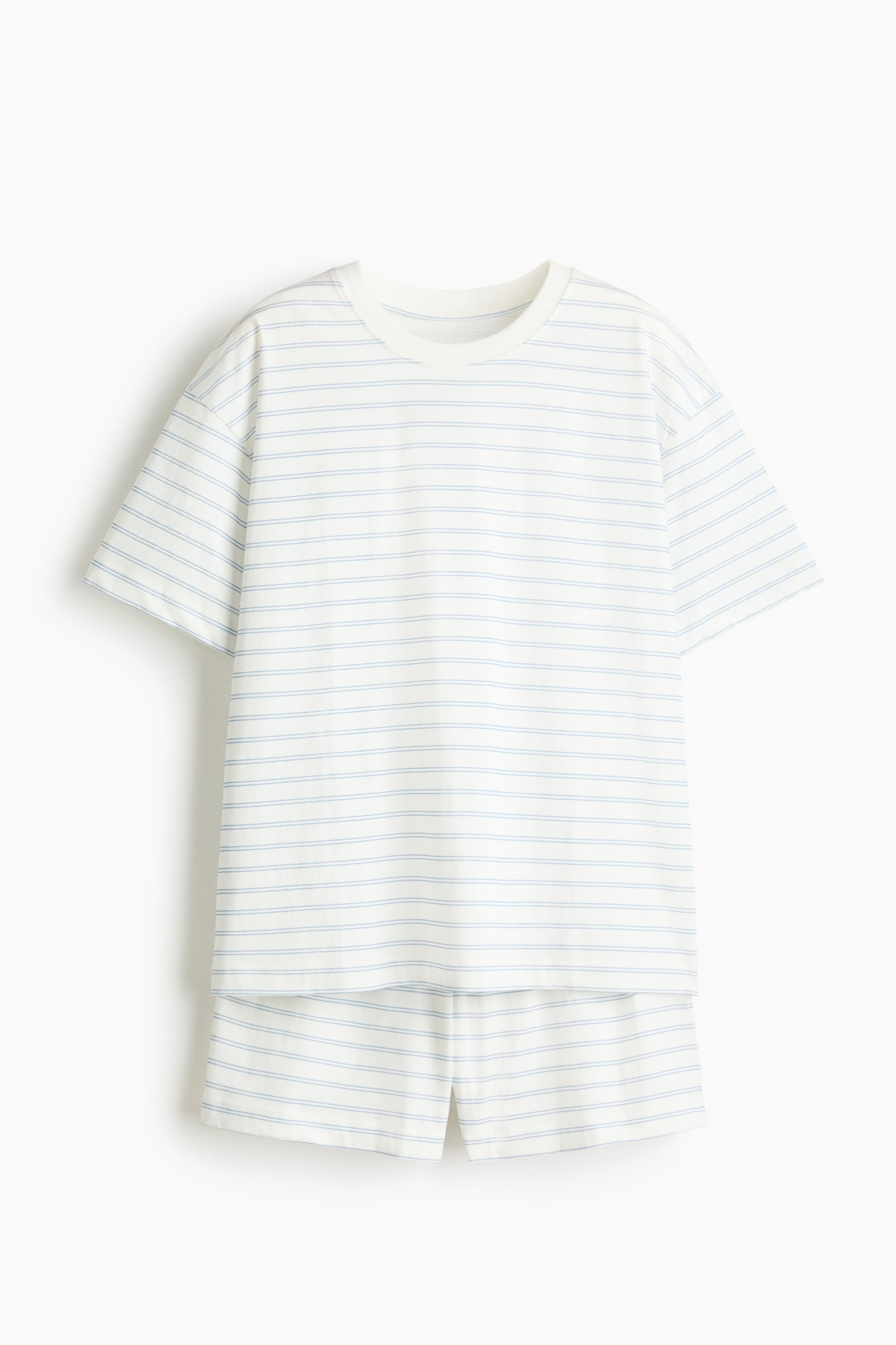 Prikaži veću sliku: Komplet pidžame prikazuje prednji deo, sastoji se od majice i šortsa od mekog pamučnog dresa, oba sa tankim svetloplavim horizontalnim prugama na pozadini boje slonovače. Majica je dizajnirana sa rebrastim okruglim izrezom i spuštenim ramenima, dok šorts ima prekriveni elastični pojas u struku.