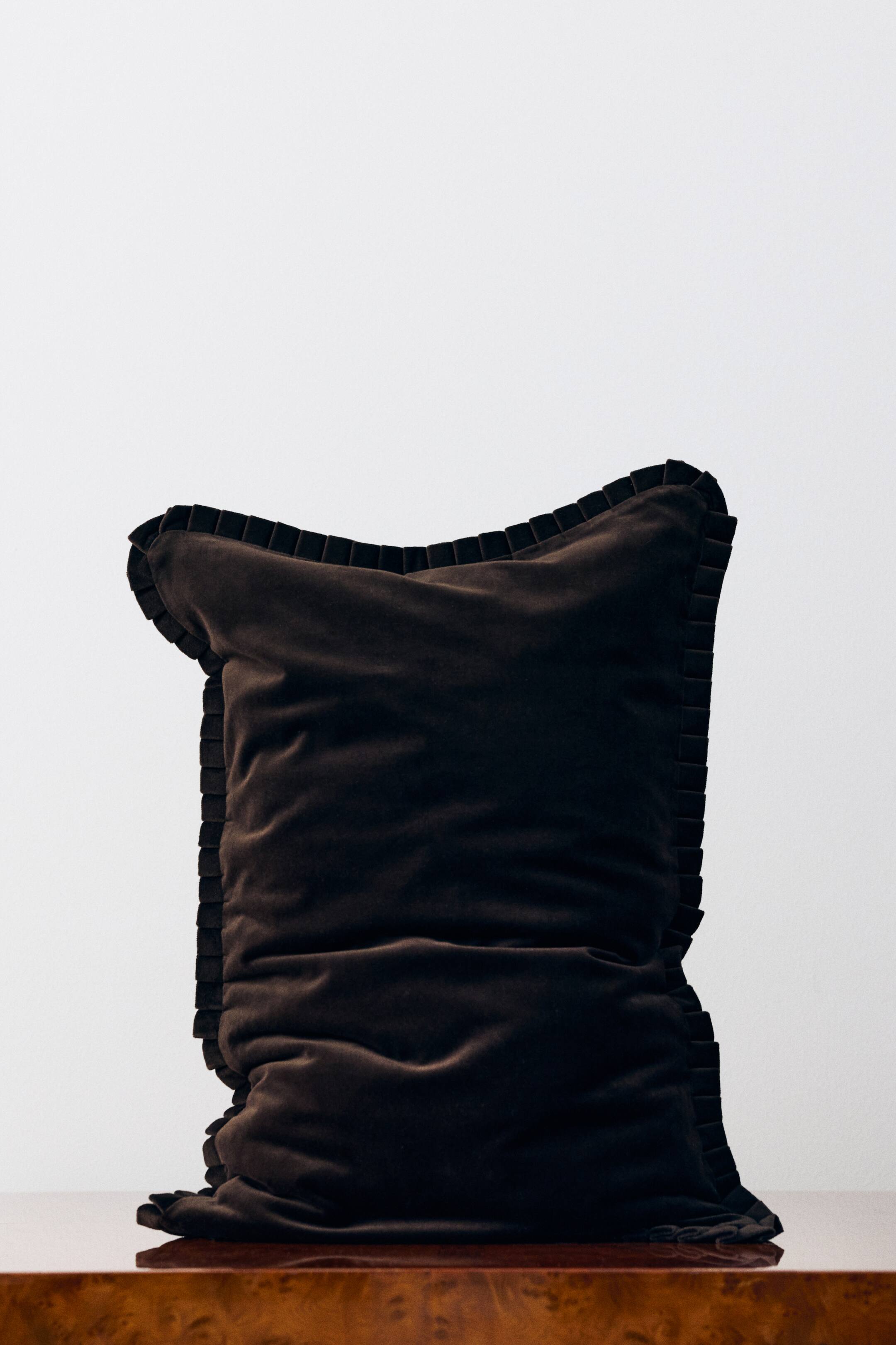 Visualizza immagine più grande: Una fodera per cuscino rettangolare in velluto di cotone marrone scuro è in posizione verticale in una vista frontale, mettendo in risalto la sua texture morbida e soffice. Il design presenta un bordo a pieghe fitte ben evidente lungo tutti i lati.