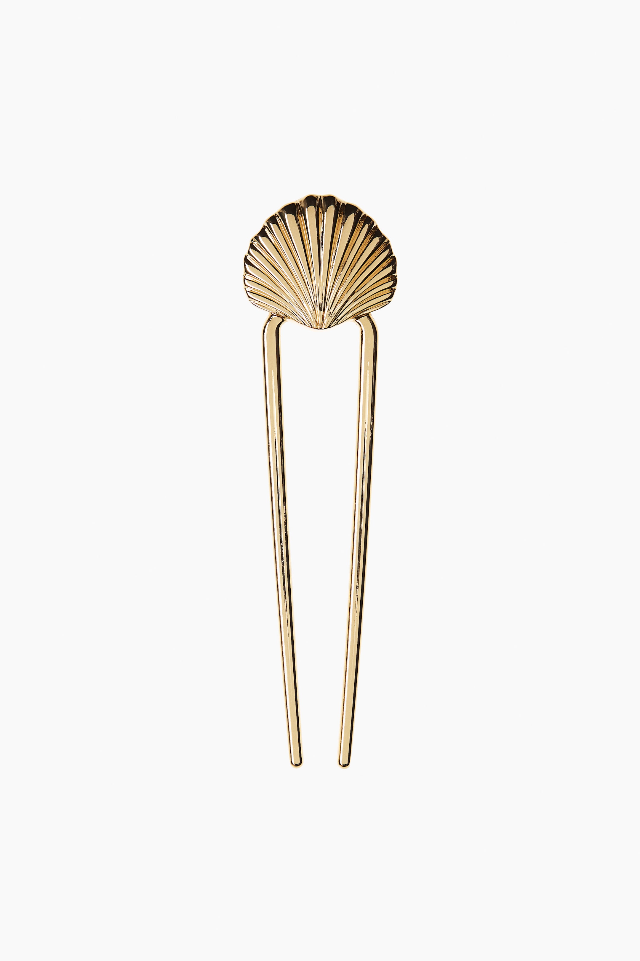 Ampliar la imagen: Un palillo para el cabello de tono dorado se presenta en vista frontal, con un diseño de concha de vieira con detalles acanalados en la parte superior, y dos púas rectas y afiladas que se extienden hacia abajo.