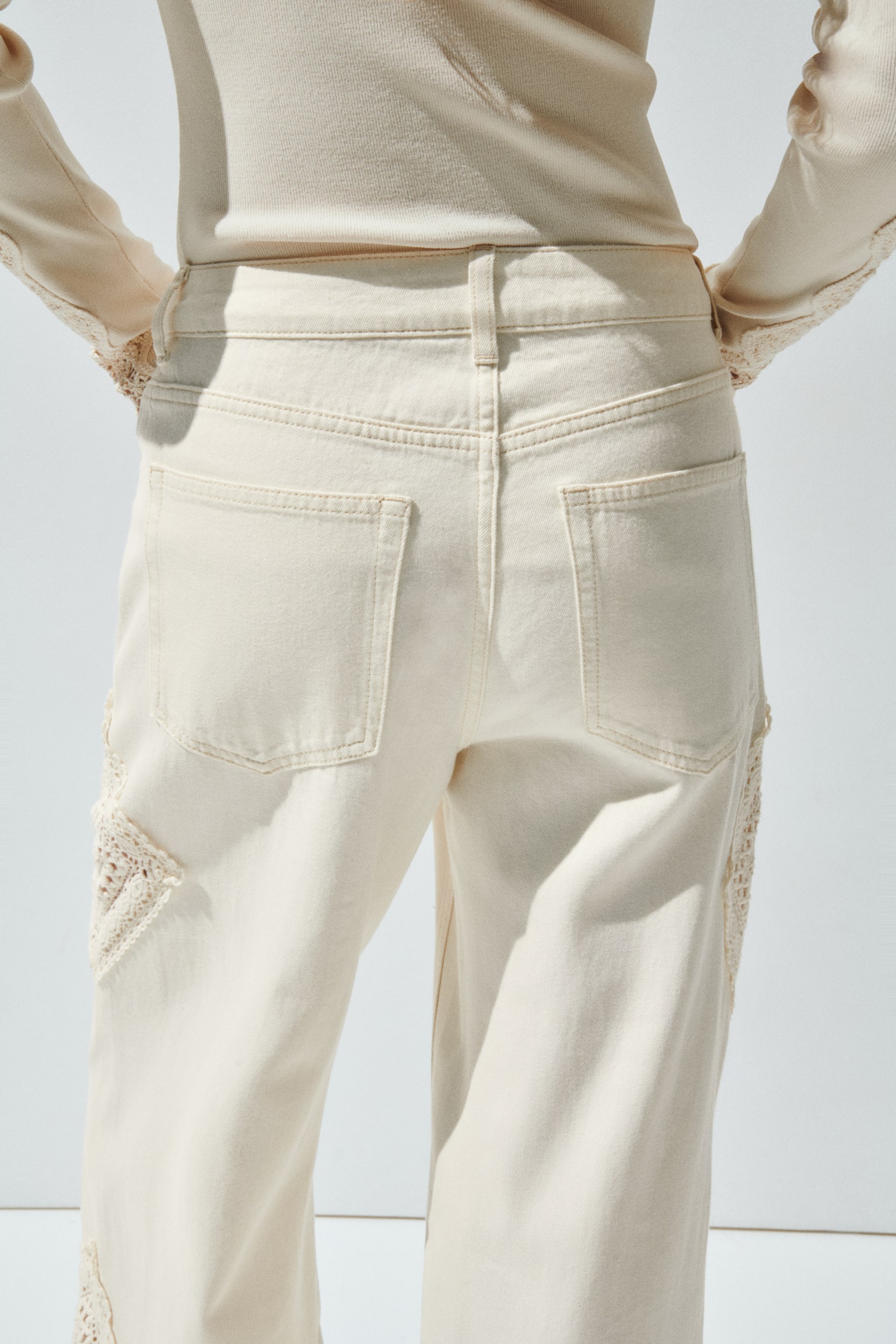 מכנסיים עם עיטור בסגנון קרושה - בז' בהיר - 5