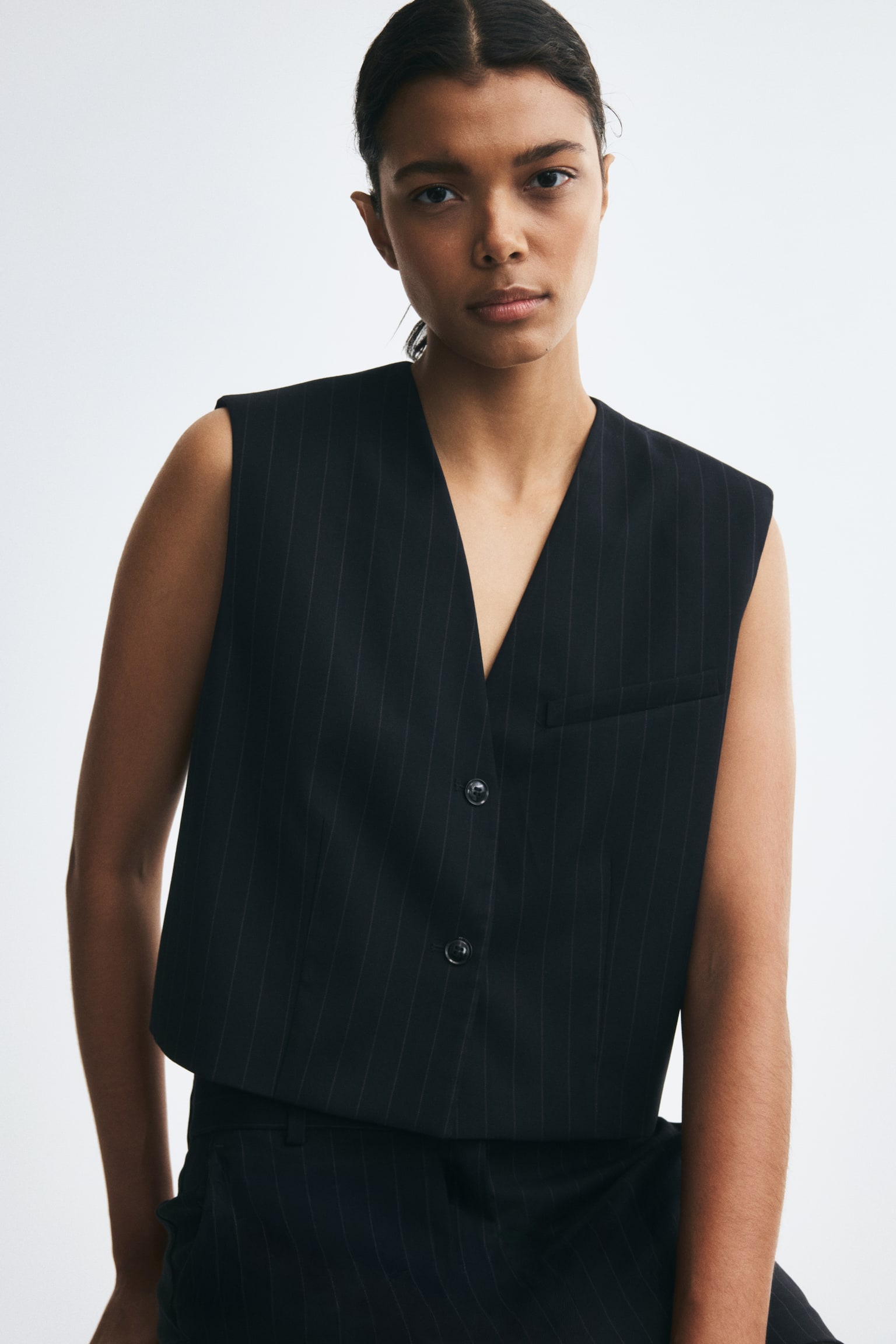 Женский жилет H&M Cropped Twill Vest, цвет: Тёмно-синий — фото 3