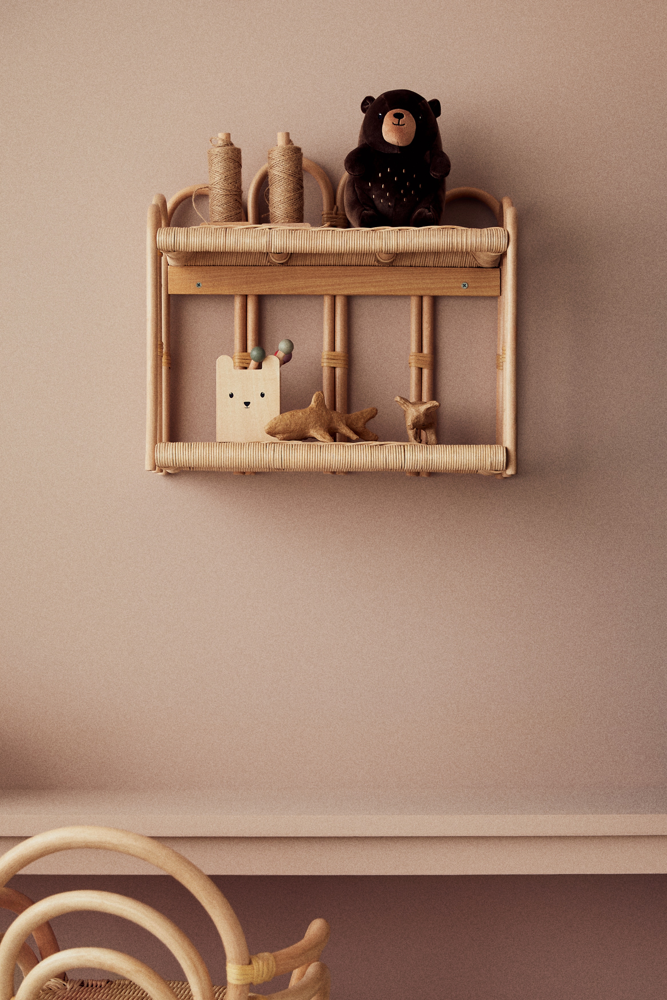 Vägghylla i rotting - Beige