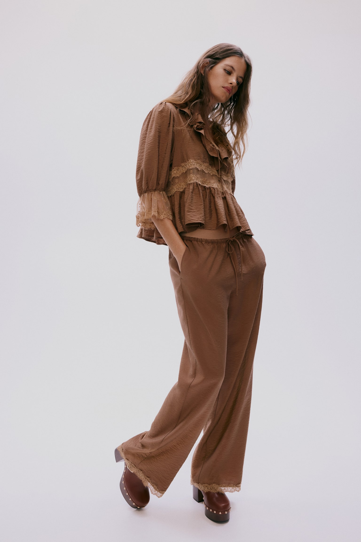 Pantalone s učkurom i čipkanim porubom - Smeđa/Svetlobež - 1