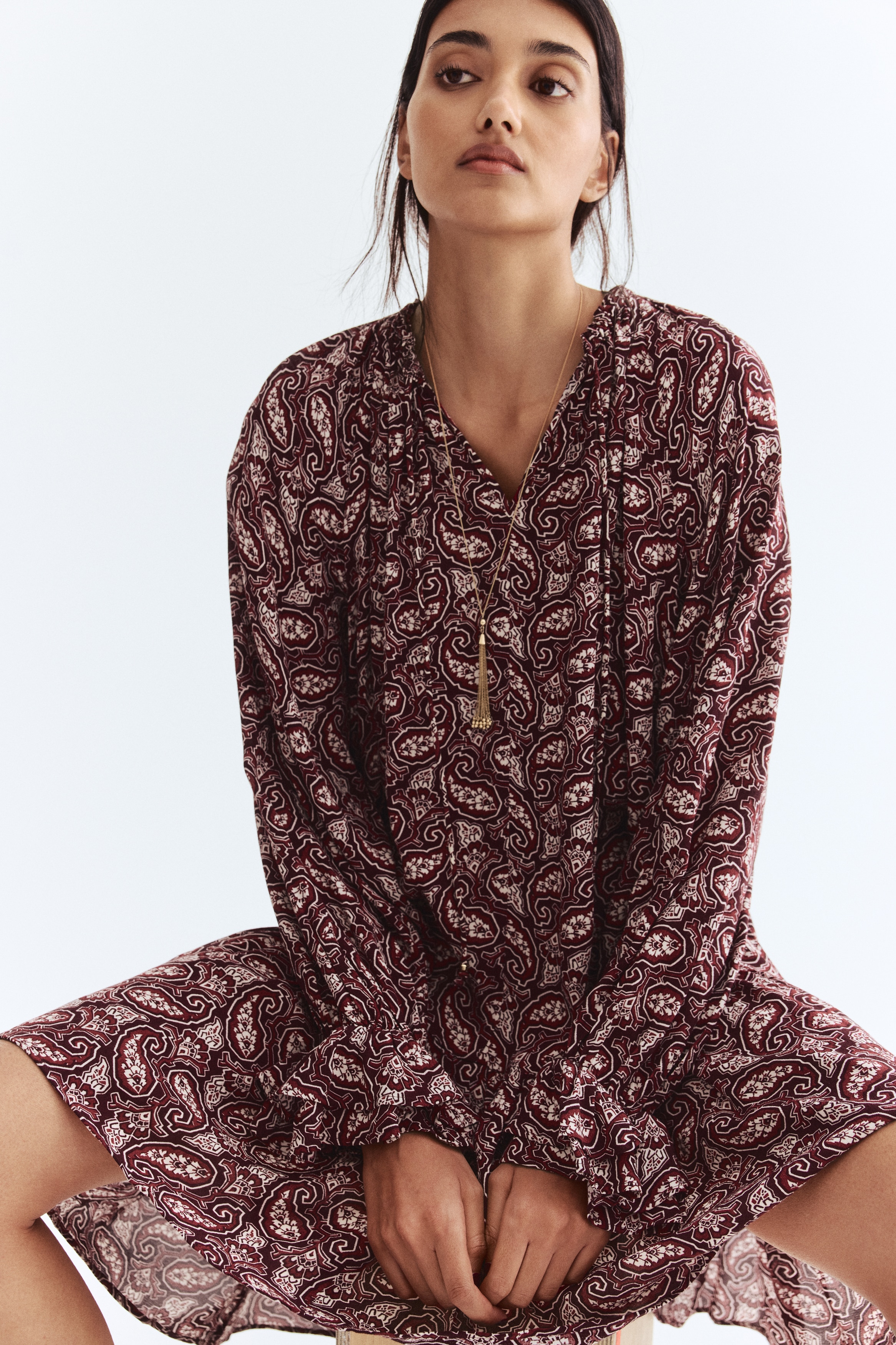 Vestido con mangas de olán - Borgoña/Diseño paisley